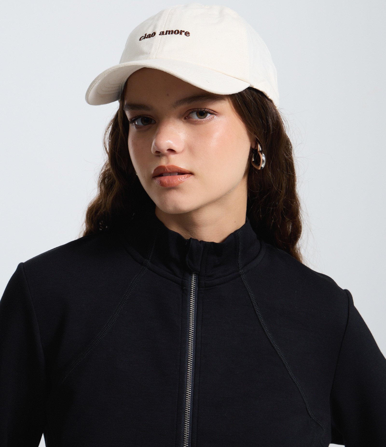 Casaco em Modal com Recortes e Fechamento por Zíper Preto 3