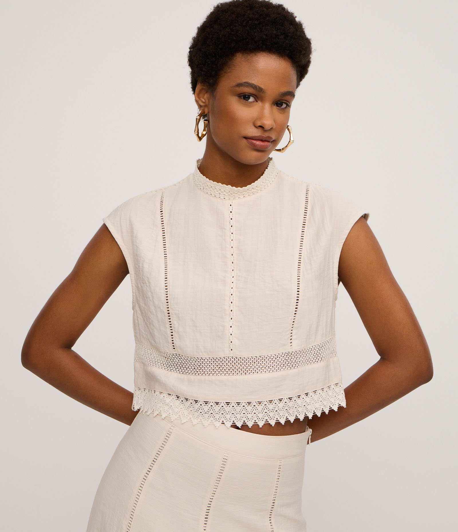 Blusa em Viscose com Gola Padre e Renda na Barra Bege 1