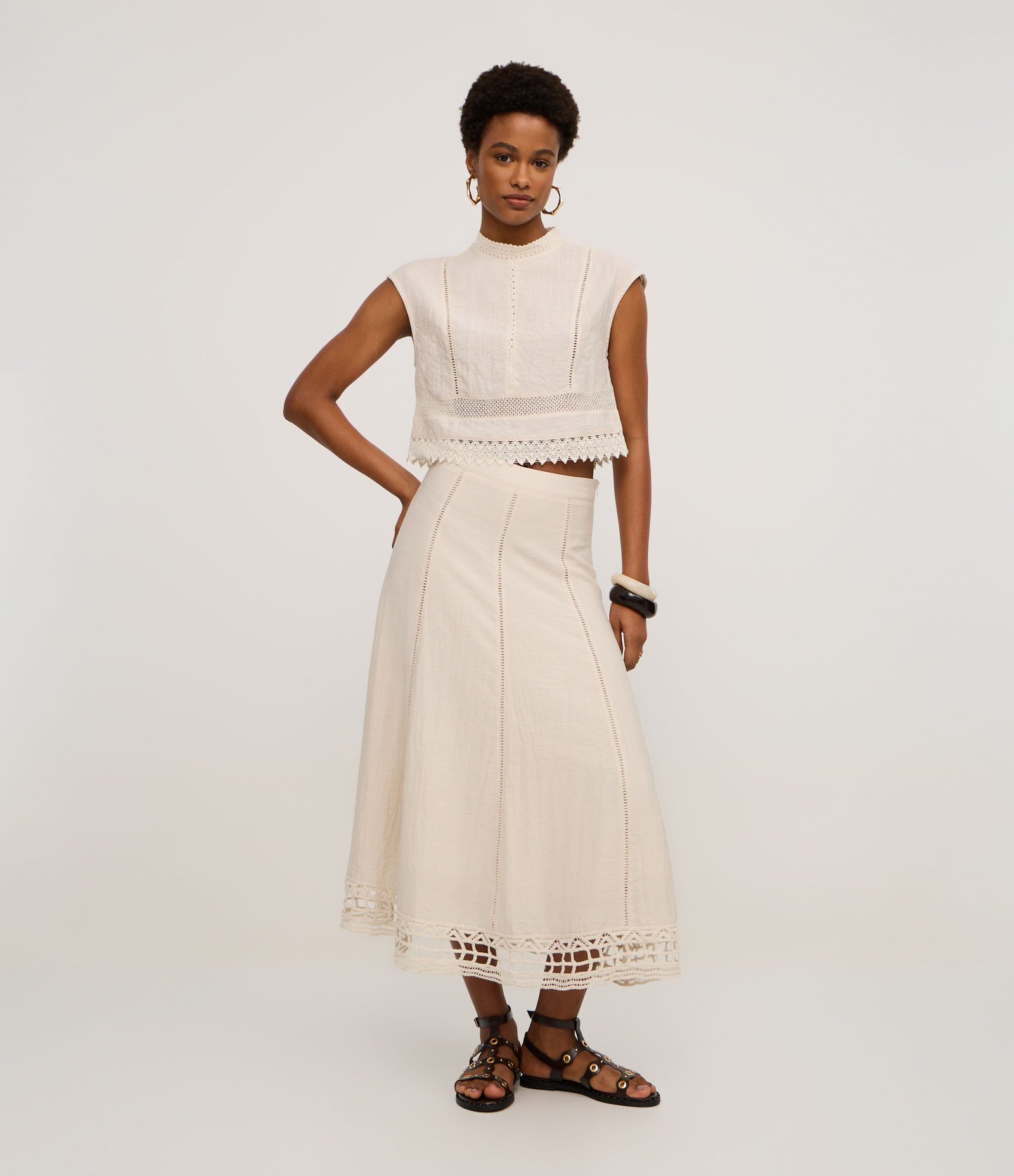 Blusa em Viscose com Gola Padre e Renda na Barra Bege 2