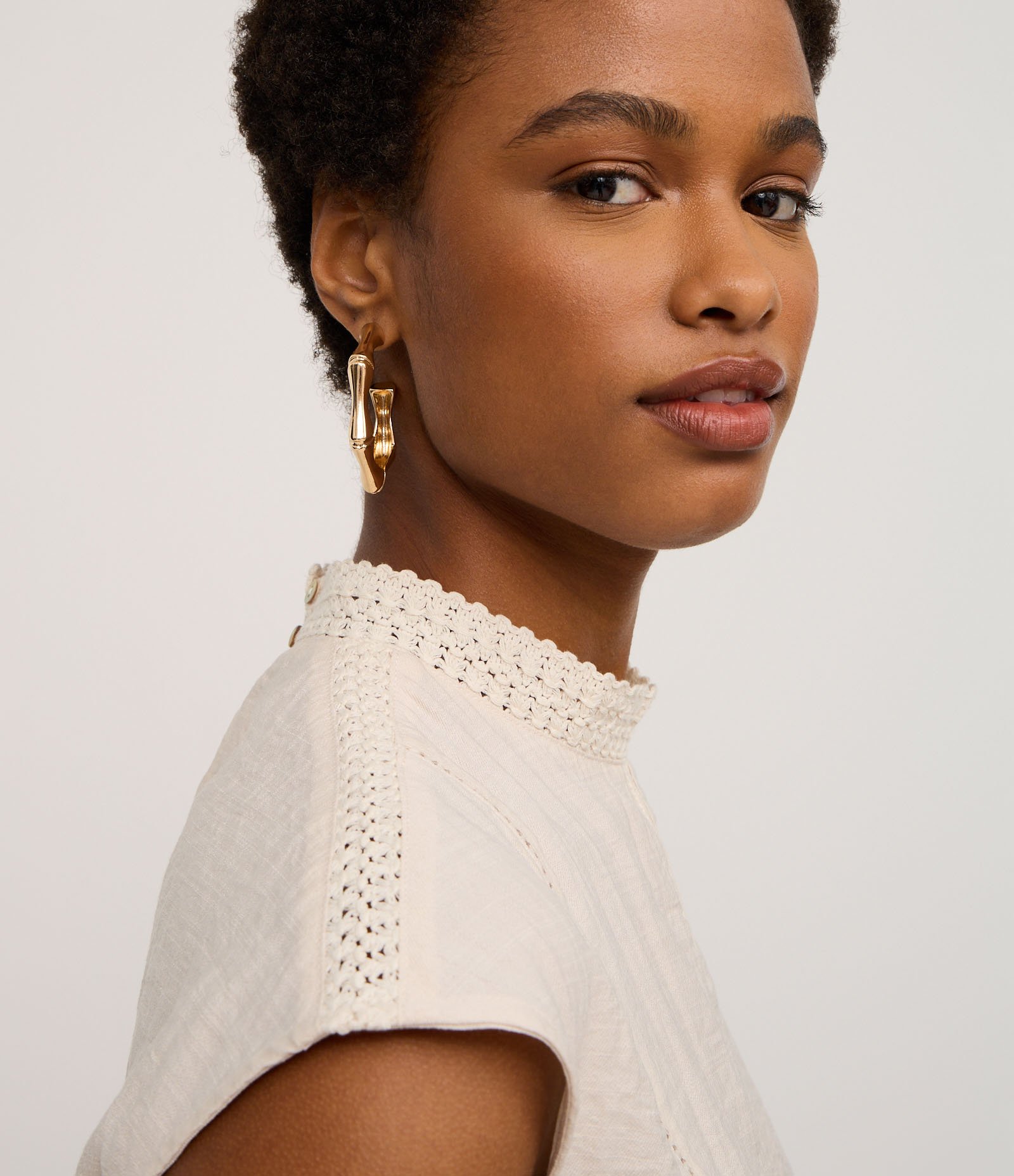 Blusa em Viscose com Gola Padre e Renda na Barra Bege 3