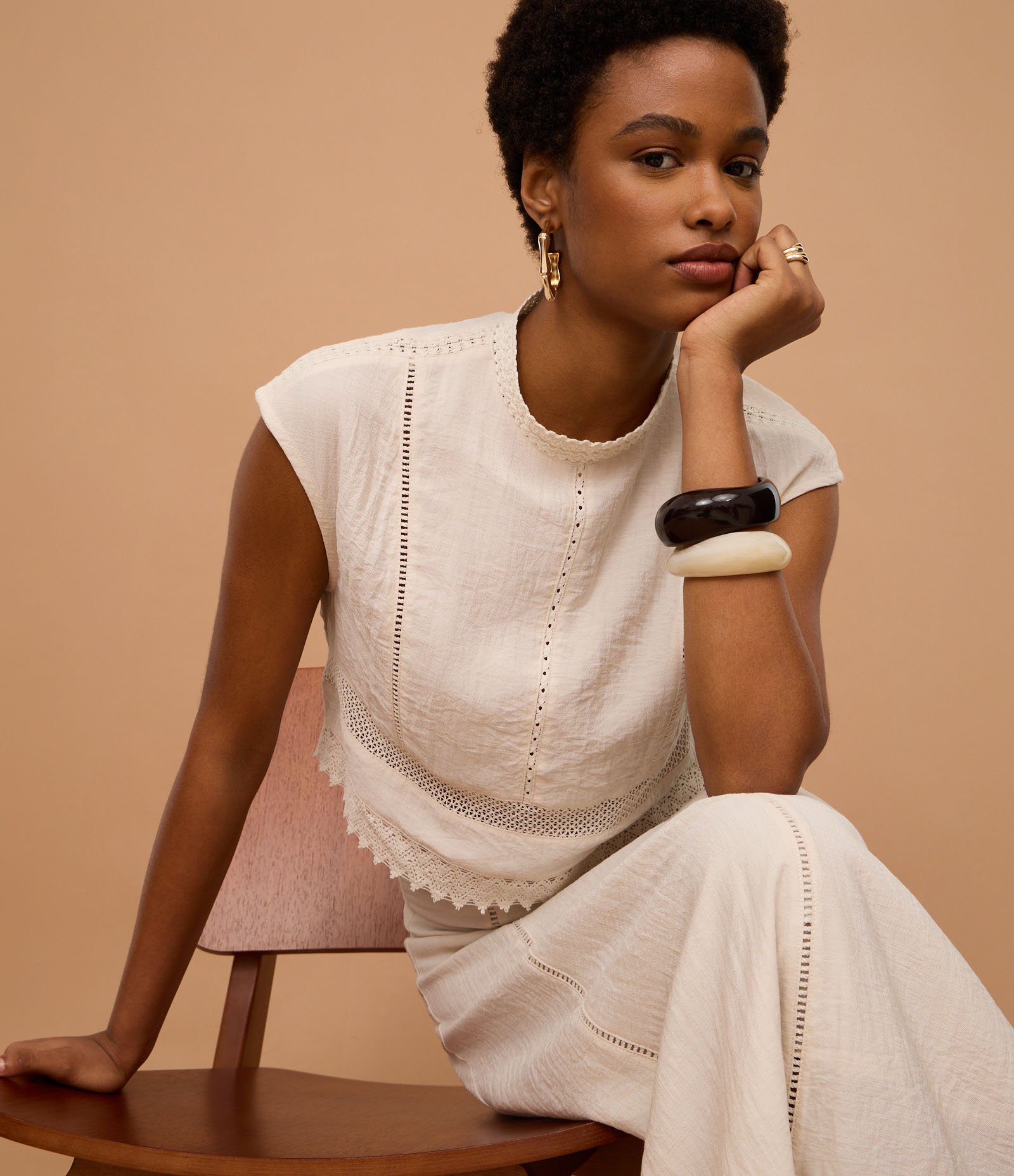 Blusa em Viscose com Gola Padre e Renda na Barra Bege 5