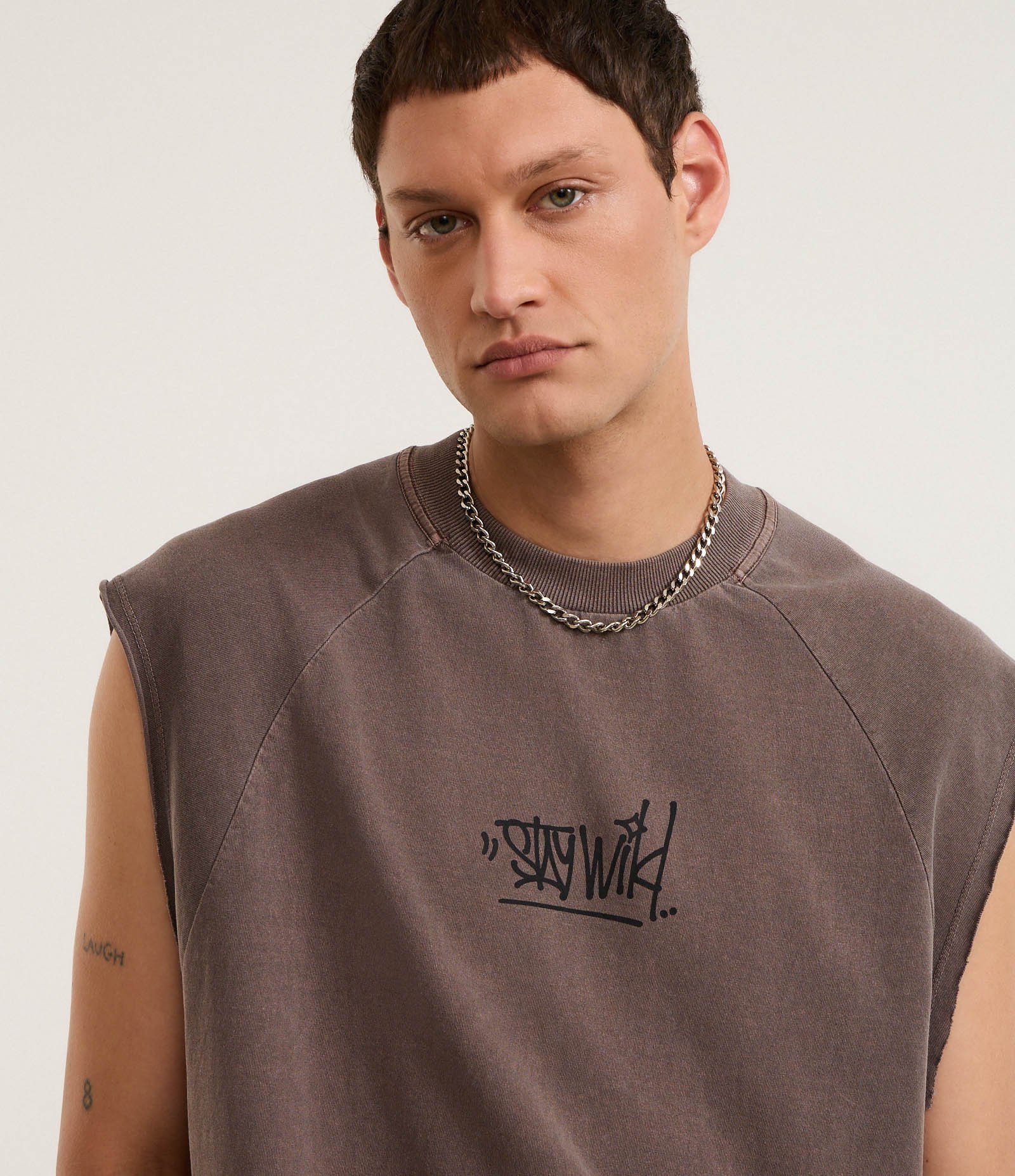 Regata Boxy em Algodão com Estampa Lettering e Efeito Estonado Marrom 4