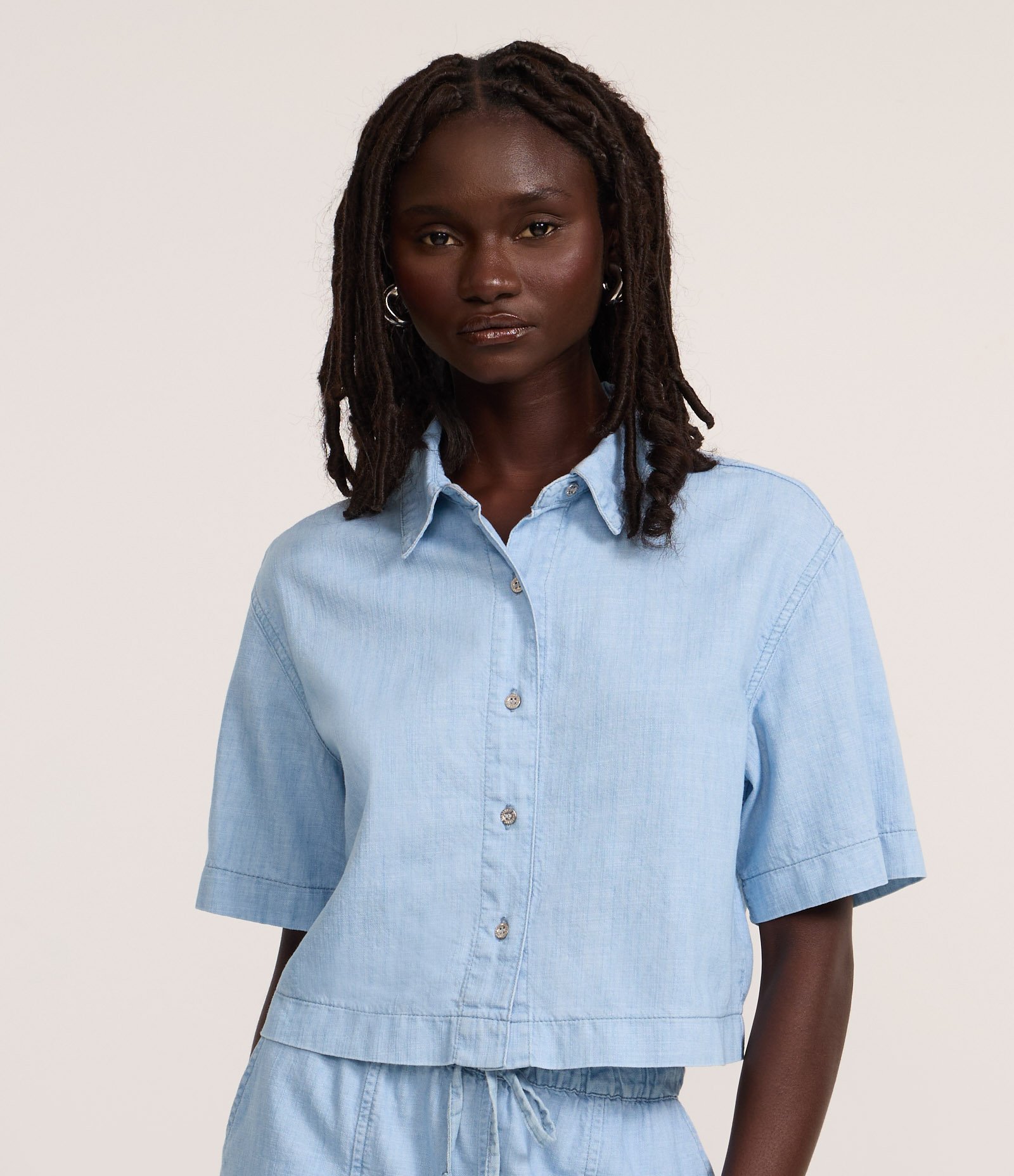 Camisa Boxy em Jeans com Gola Polo Claro 1