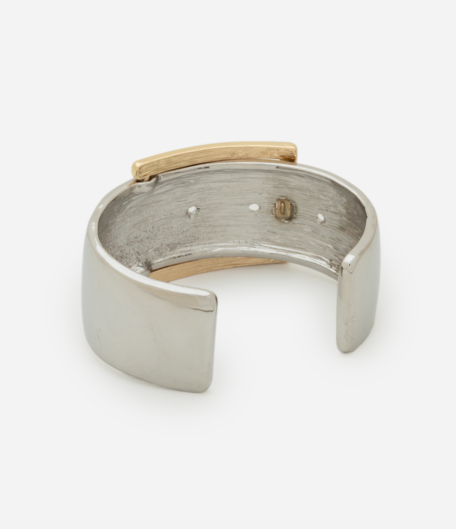 Bracelete Rígido com Abertura e Detalhe Contrastante de Fivela Prata 2