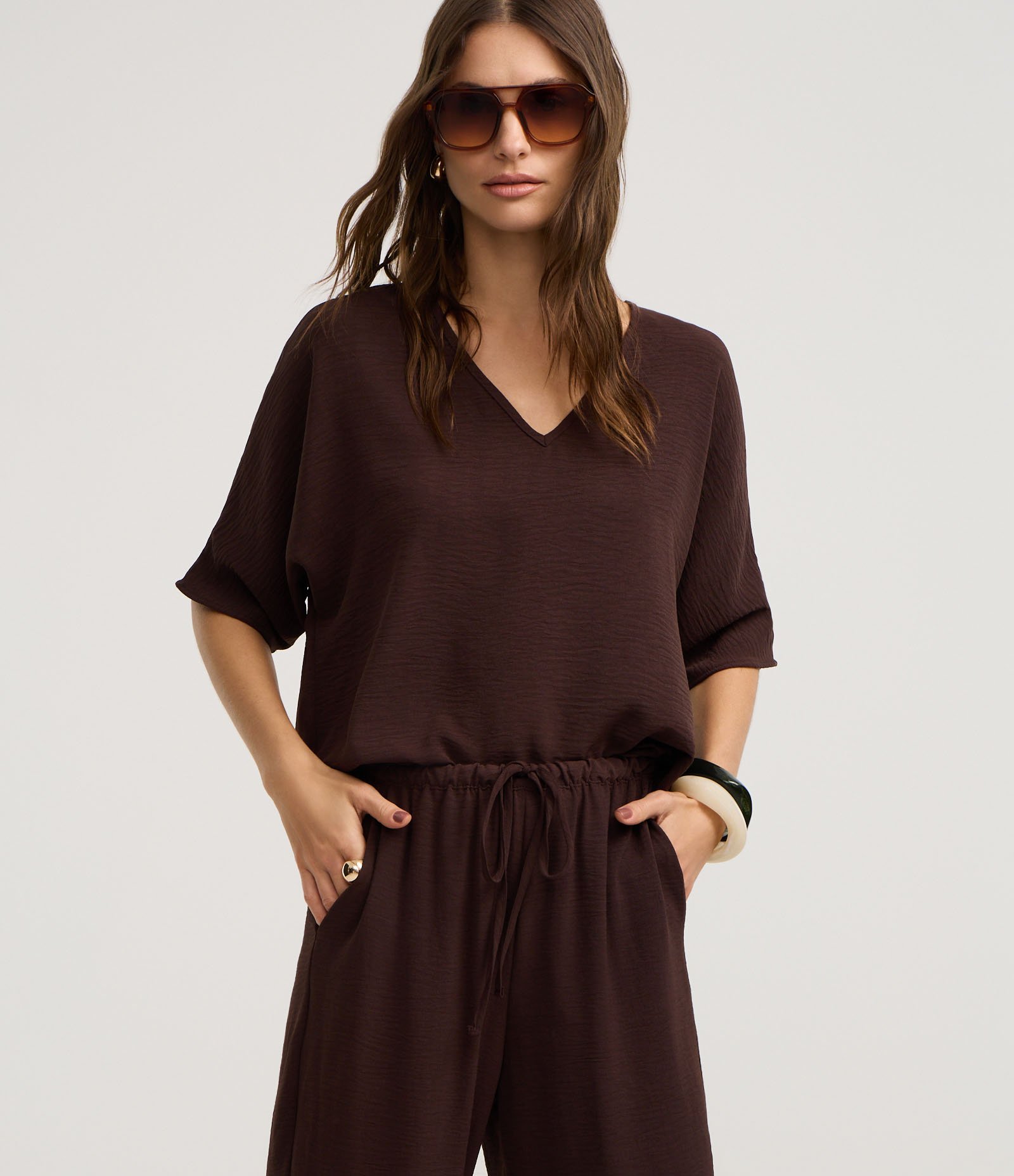 Blusa em Airflow com Decote V e Mangas Amplas Marrom 1