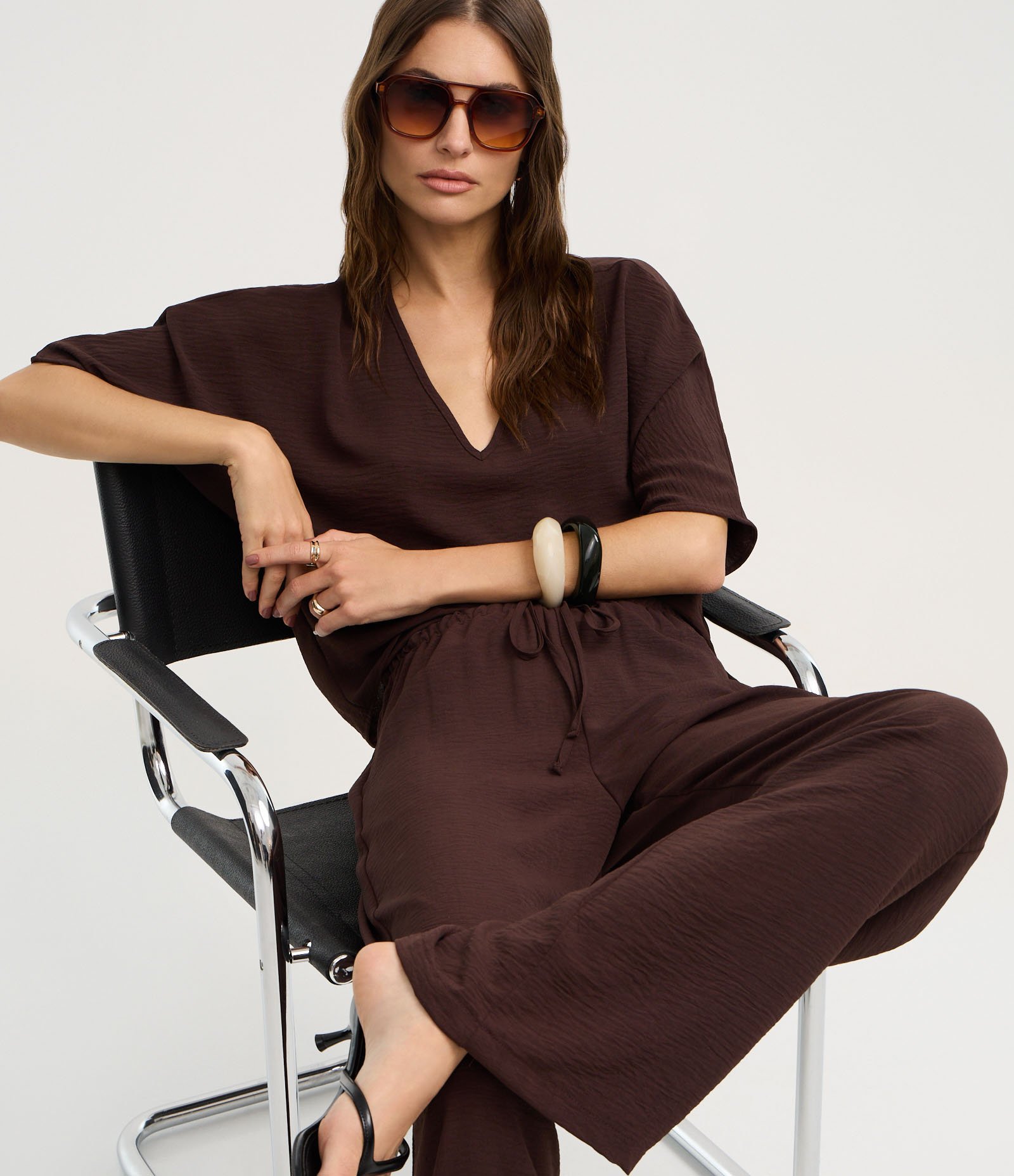 Blusa em Airflow com Decote V e Mangas Amplas Marrom 4