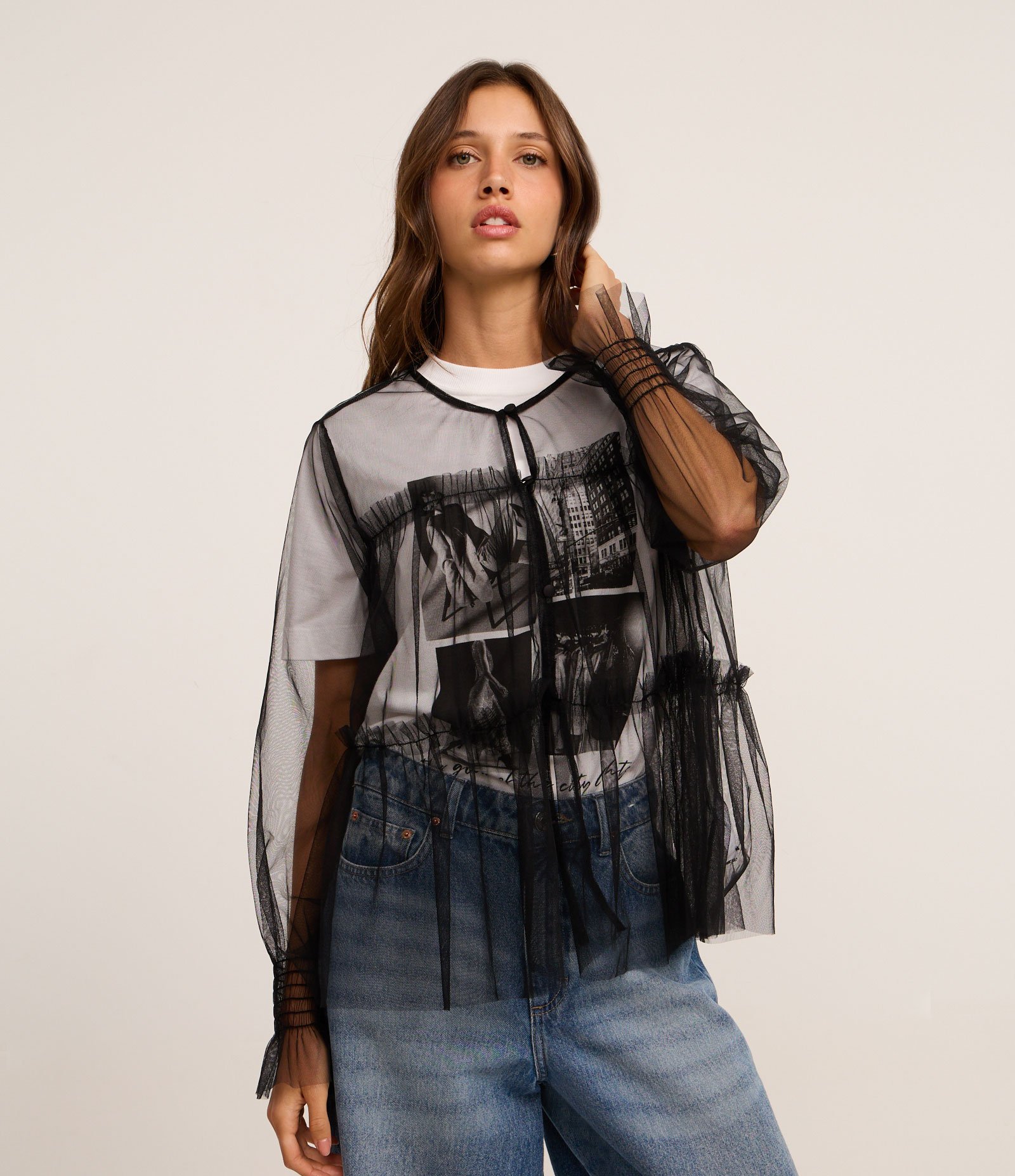 Blusa em Tule com Recortes e Abotoamento Frontal Preto 1