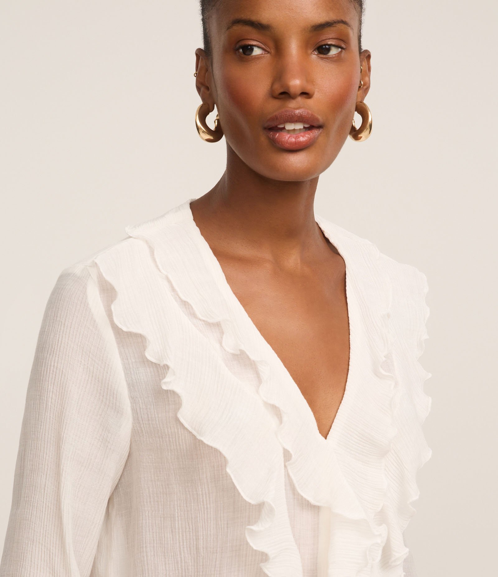 Blusa Texturizada em Viscose com Babado de Decote Branco 3