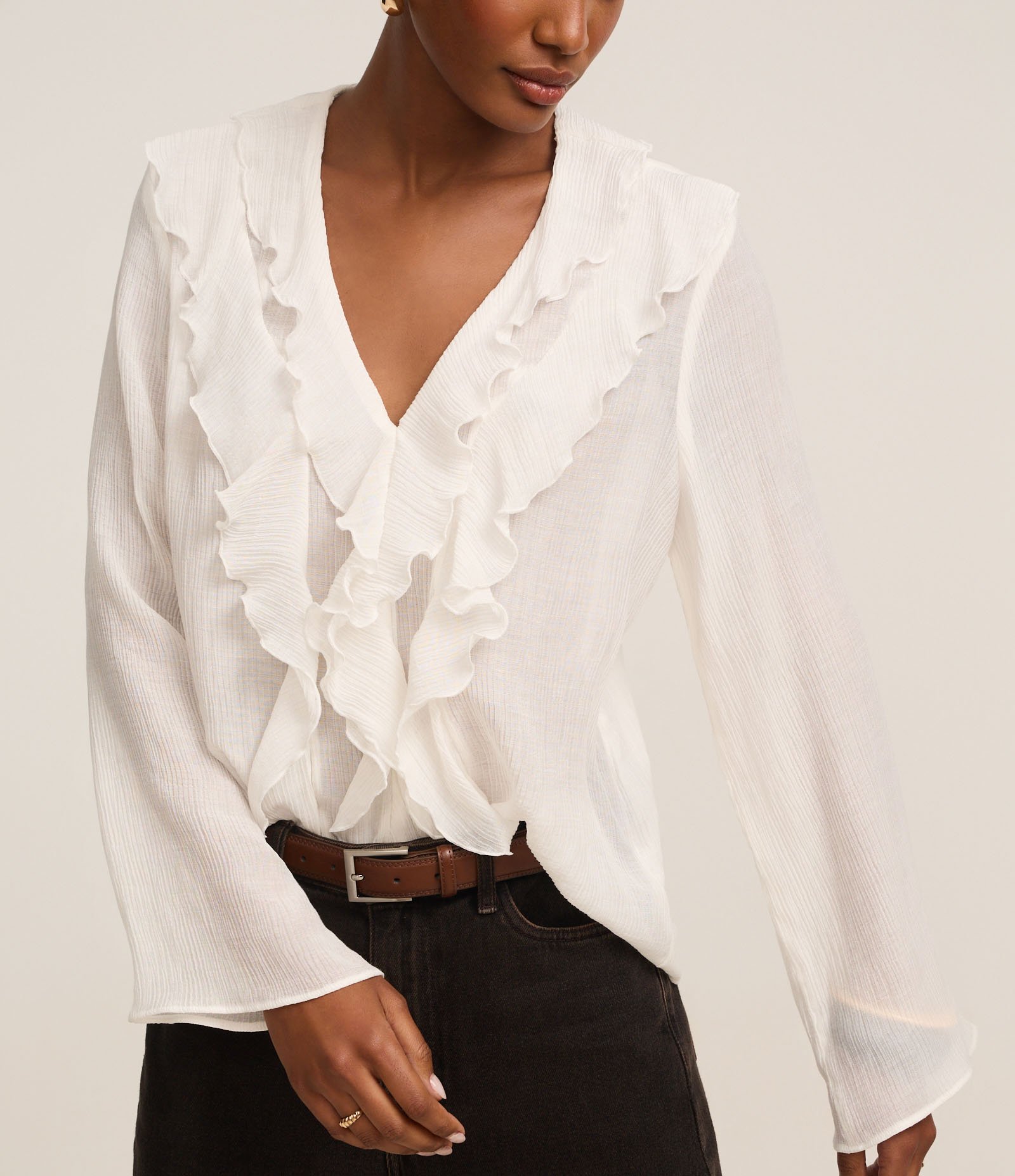 Blusa Texturizada em Viscose com Babado de Decote Branco 4