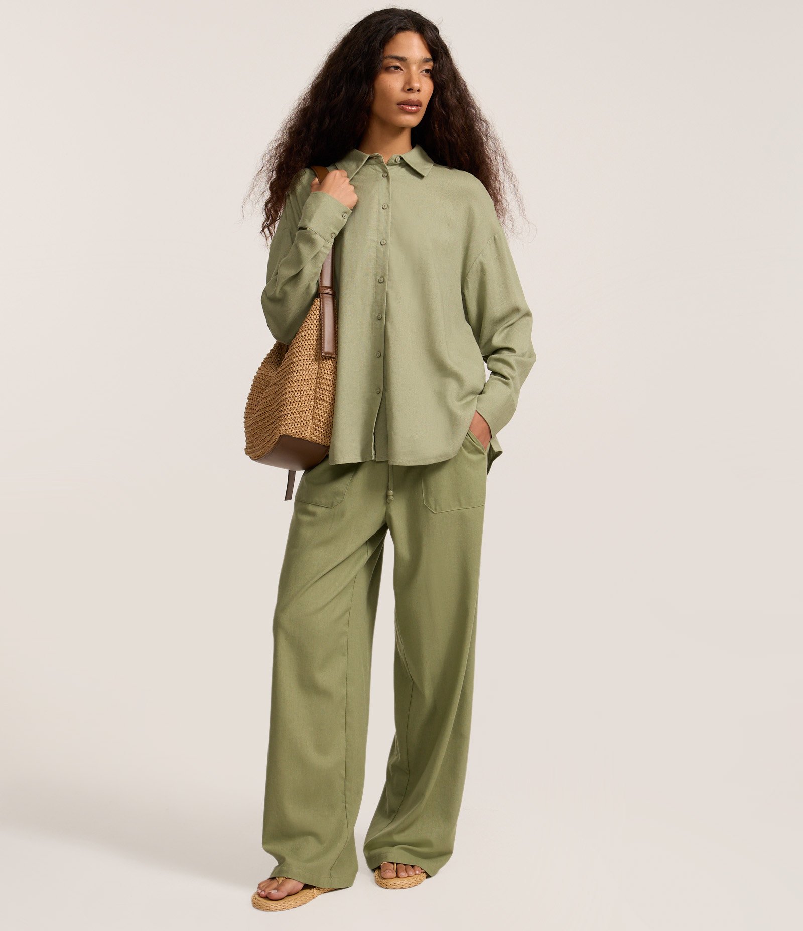 Camisa em Viscolinho com Manga Longa e Abotoamento Verde 2