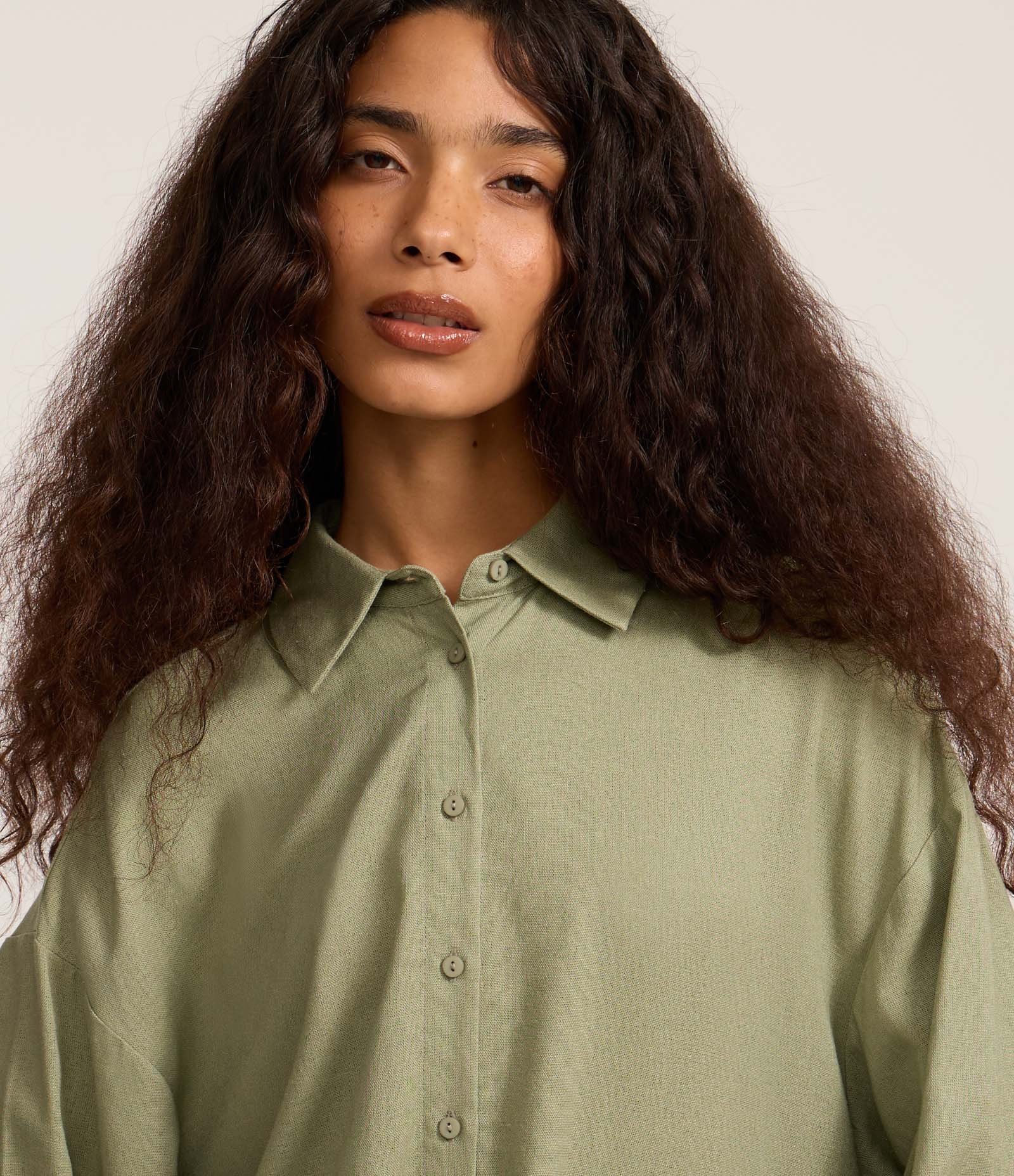 Camisa em Viscolinho com Manga Longa e Abotoamento Verde 3