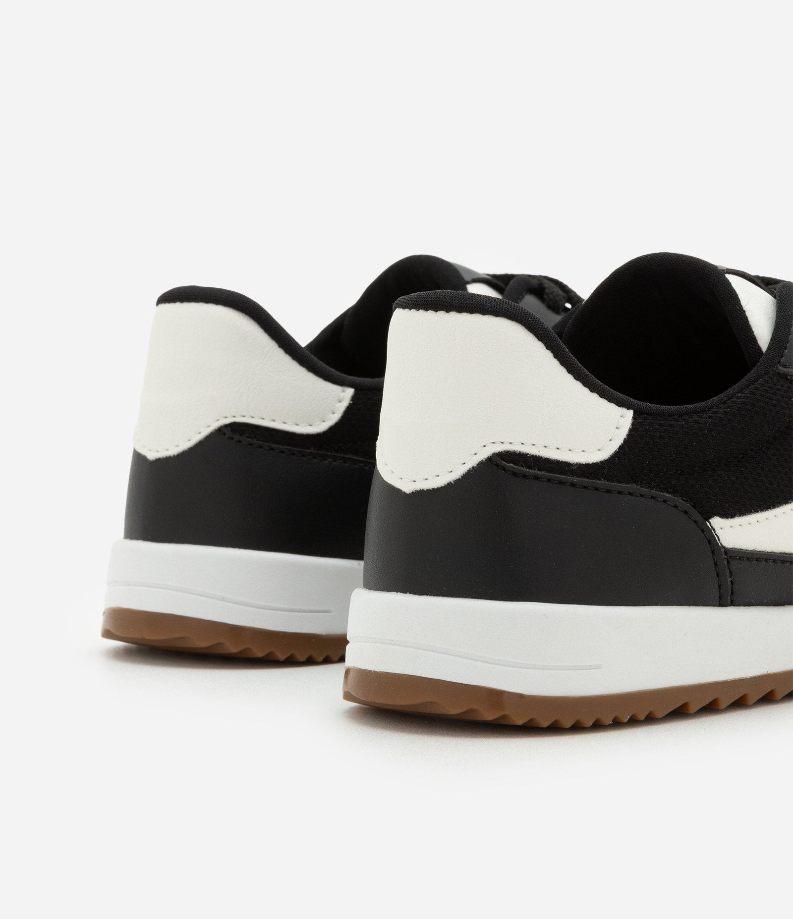 Tênis Infantil em PU com Recortes Contrastantes - Tam 33 ao 37 Preto 4