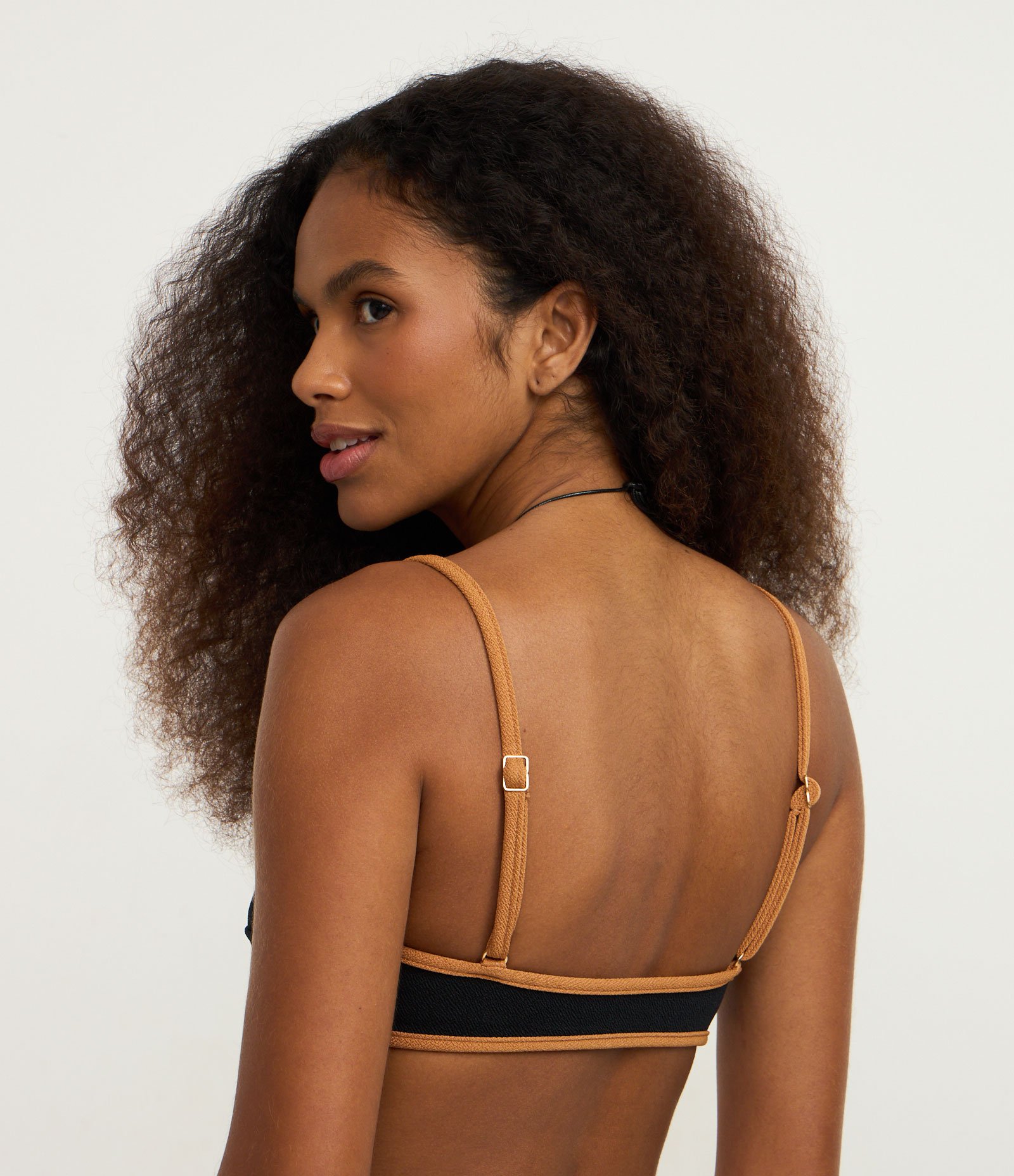 Biquini Top Camisetinha em Microfibra Texturizada com Viés Contrastante Preto 4