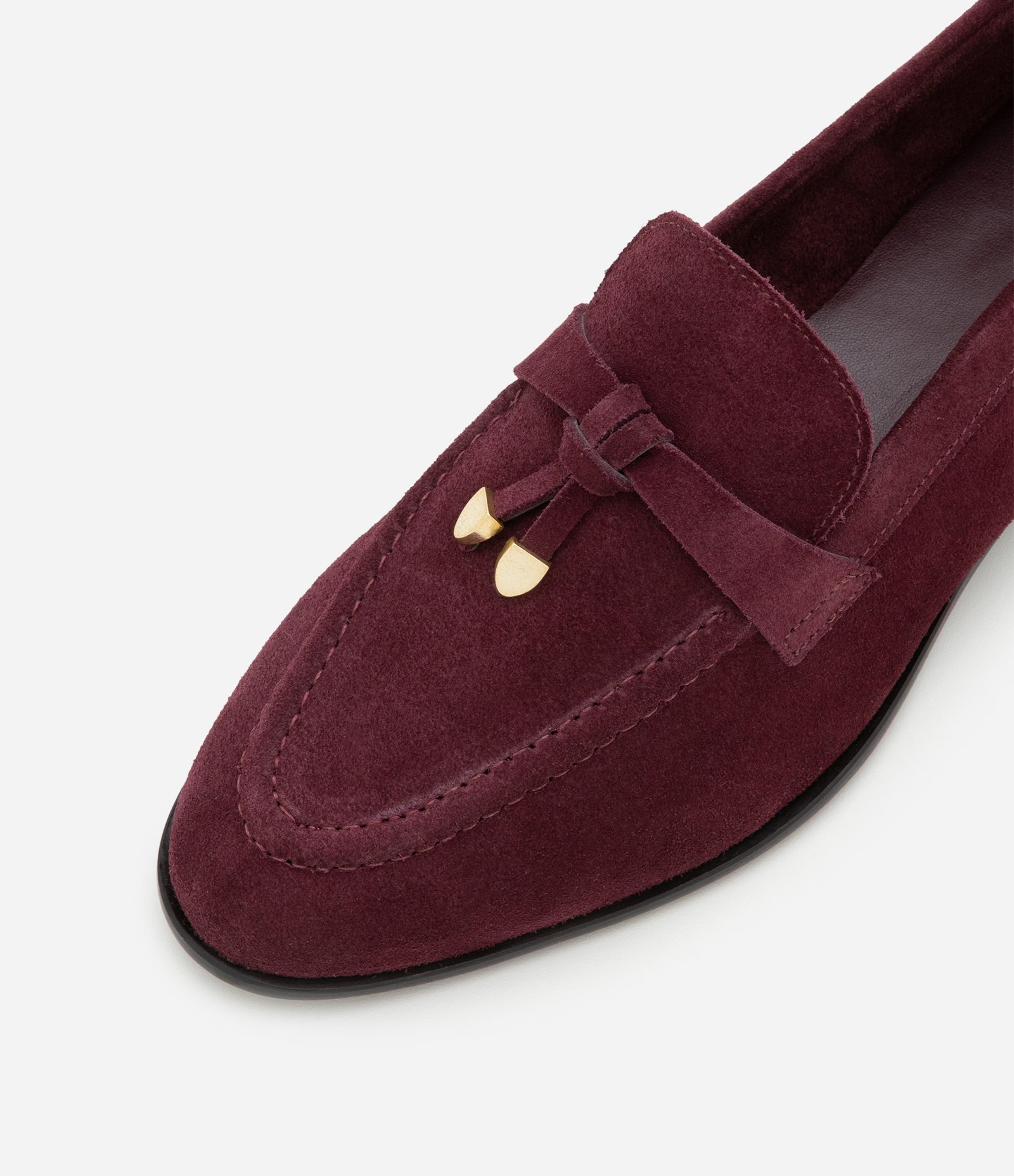 Mocassim em Couro Camurça com Ponteira Metálica Vinho 3