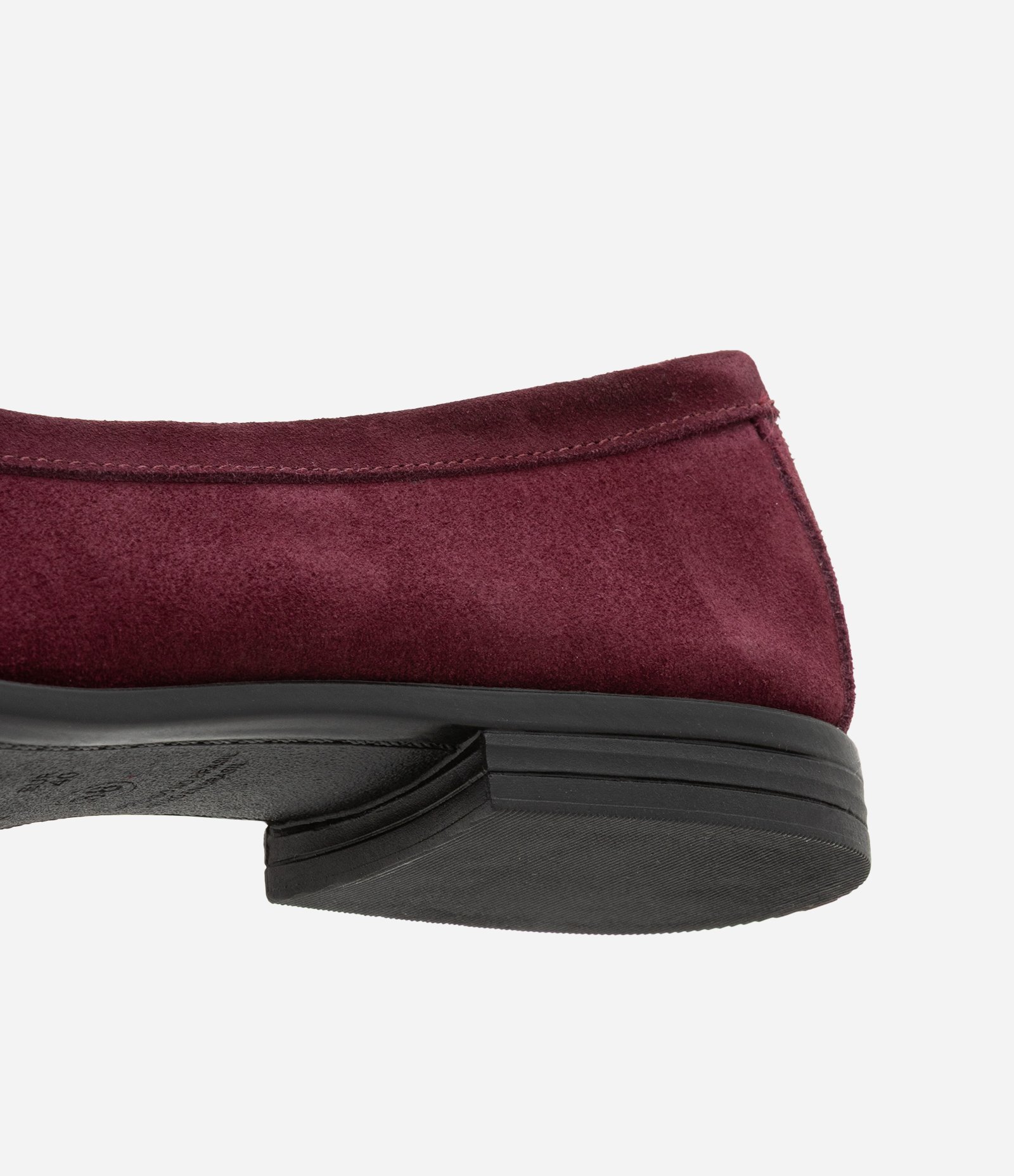 Mocassim em Couro Camurça com Ponteira Metálica Vinho 4