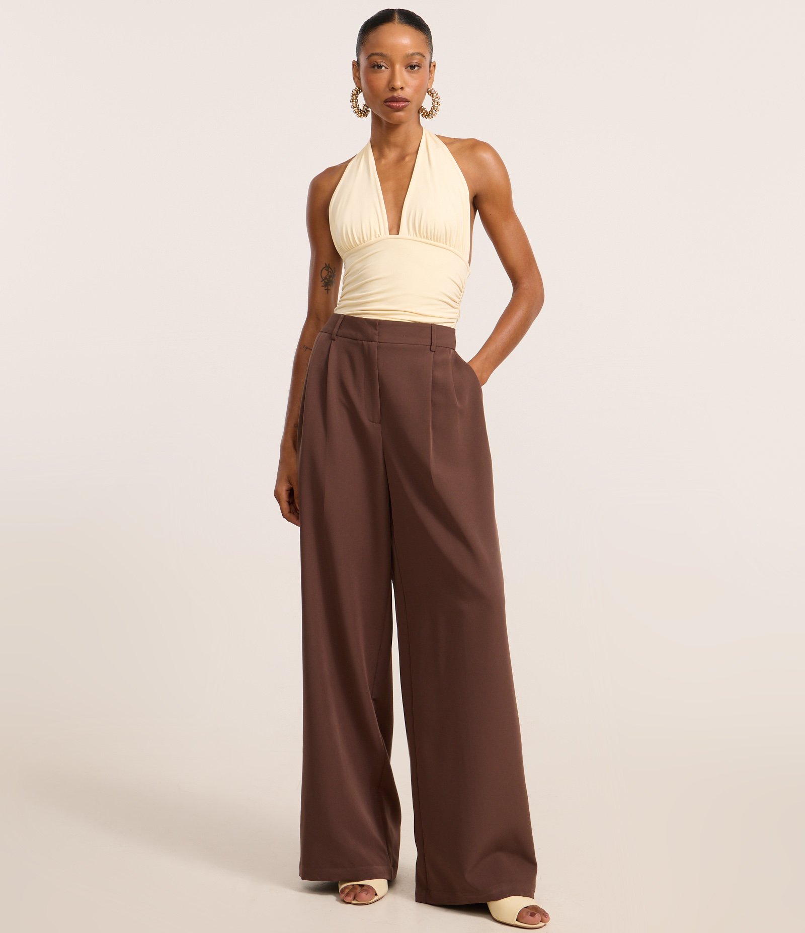 Blusa Frente Única com Franzidos Laterais Bege 2