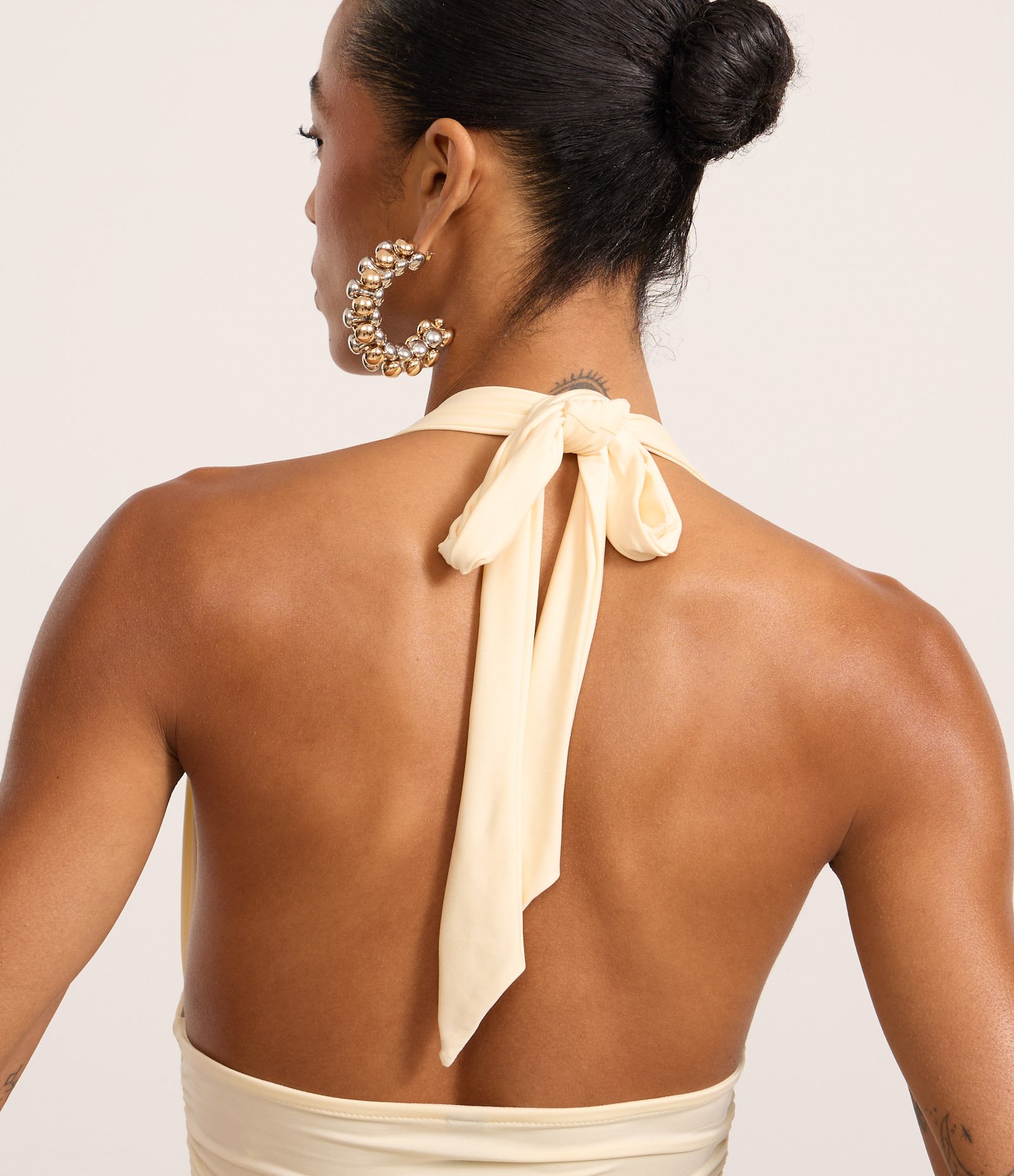 Blusa Frente Única com Franzidos Laterais Bege 4