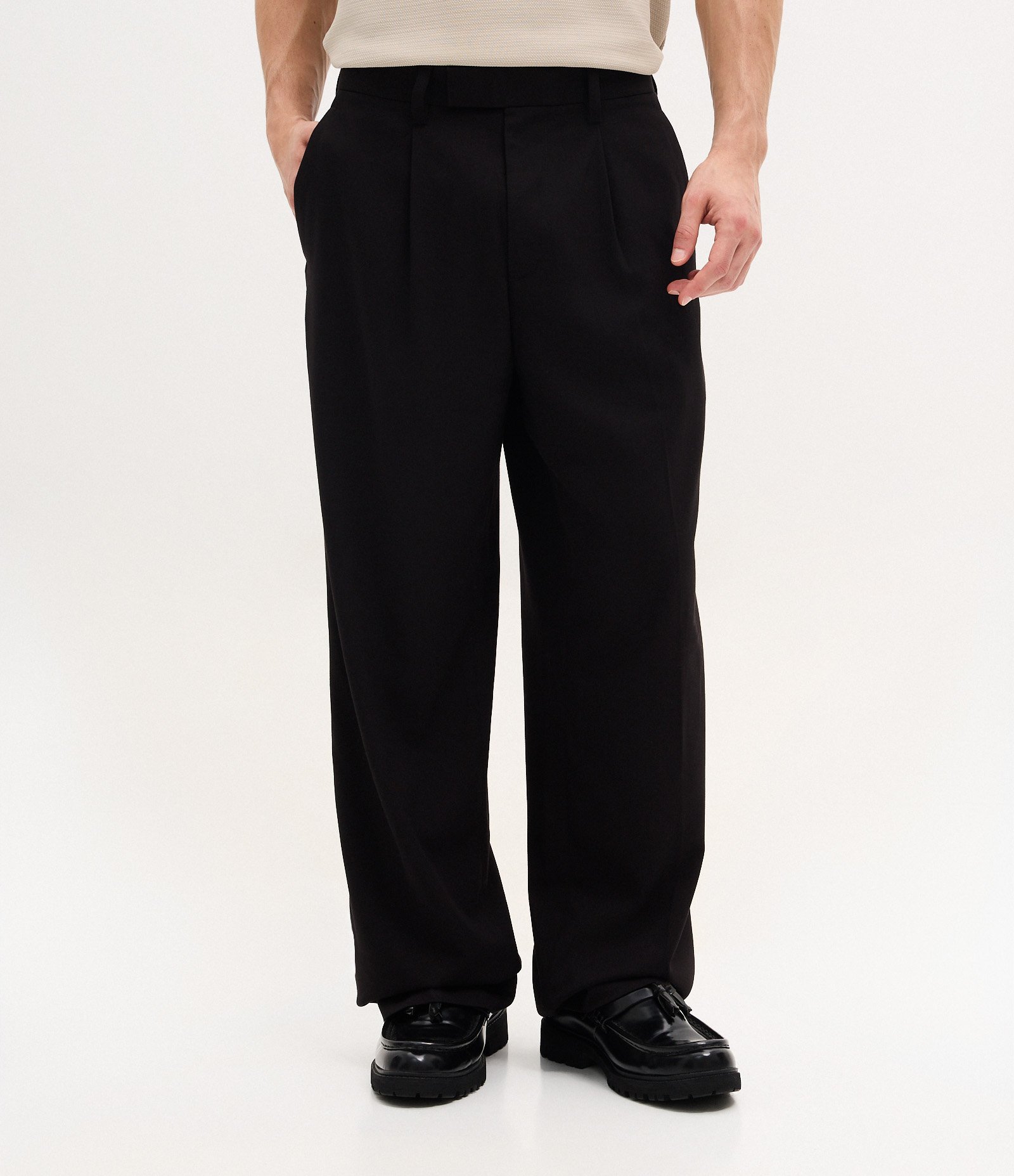 Calça Wide Leg Alfaiatada com Bolso e Friso Preto 2