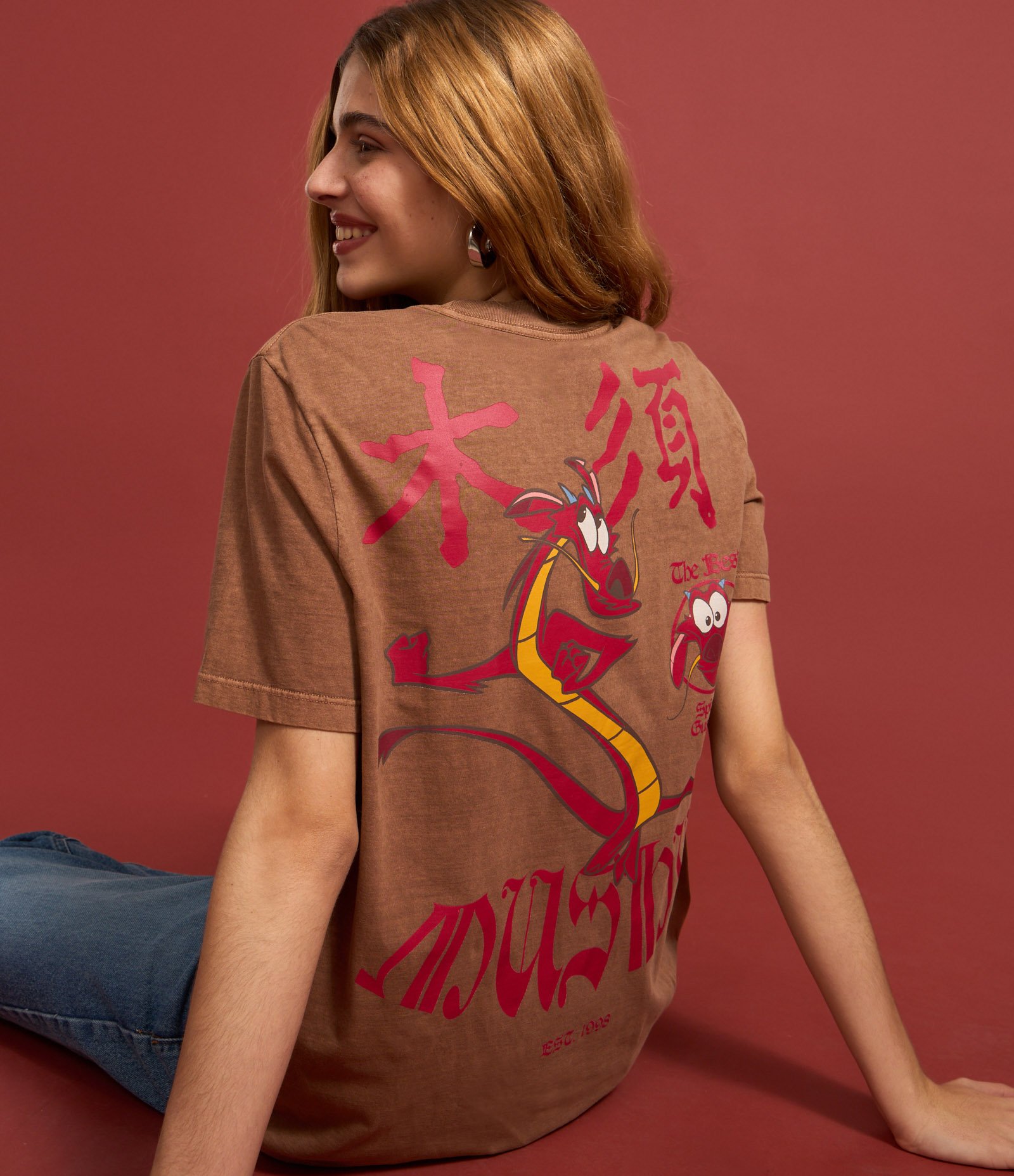 Camiseta T-shirt em Algodão com Estampa Mushu de Mulan Marrom 6