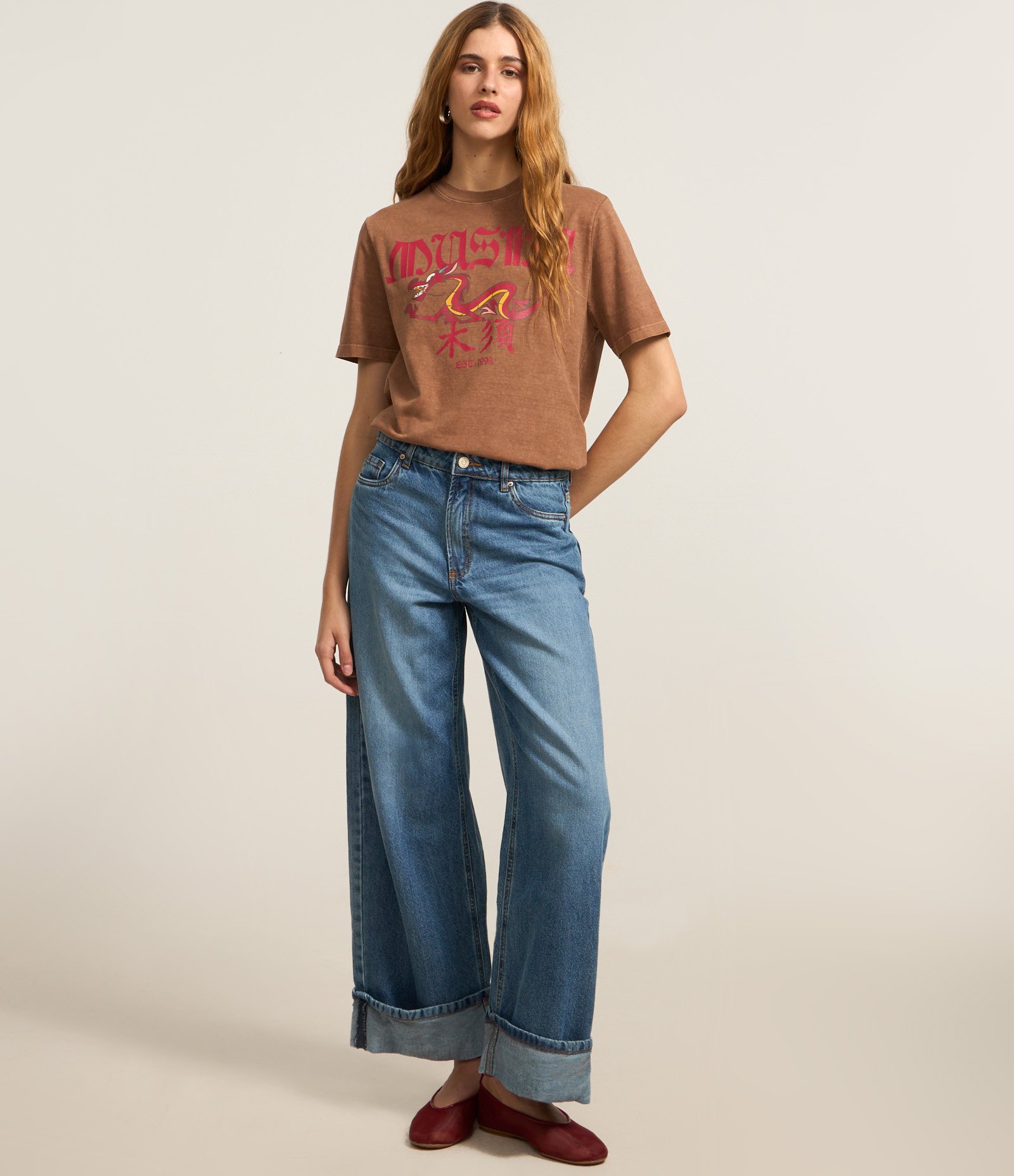 Camiseta T-shirt em Algodão com Estampa Mushu de Mulan Marrom 2