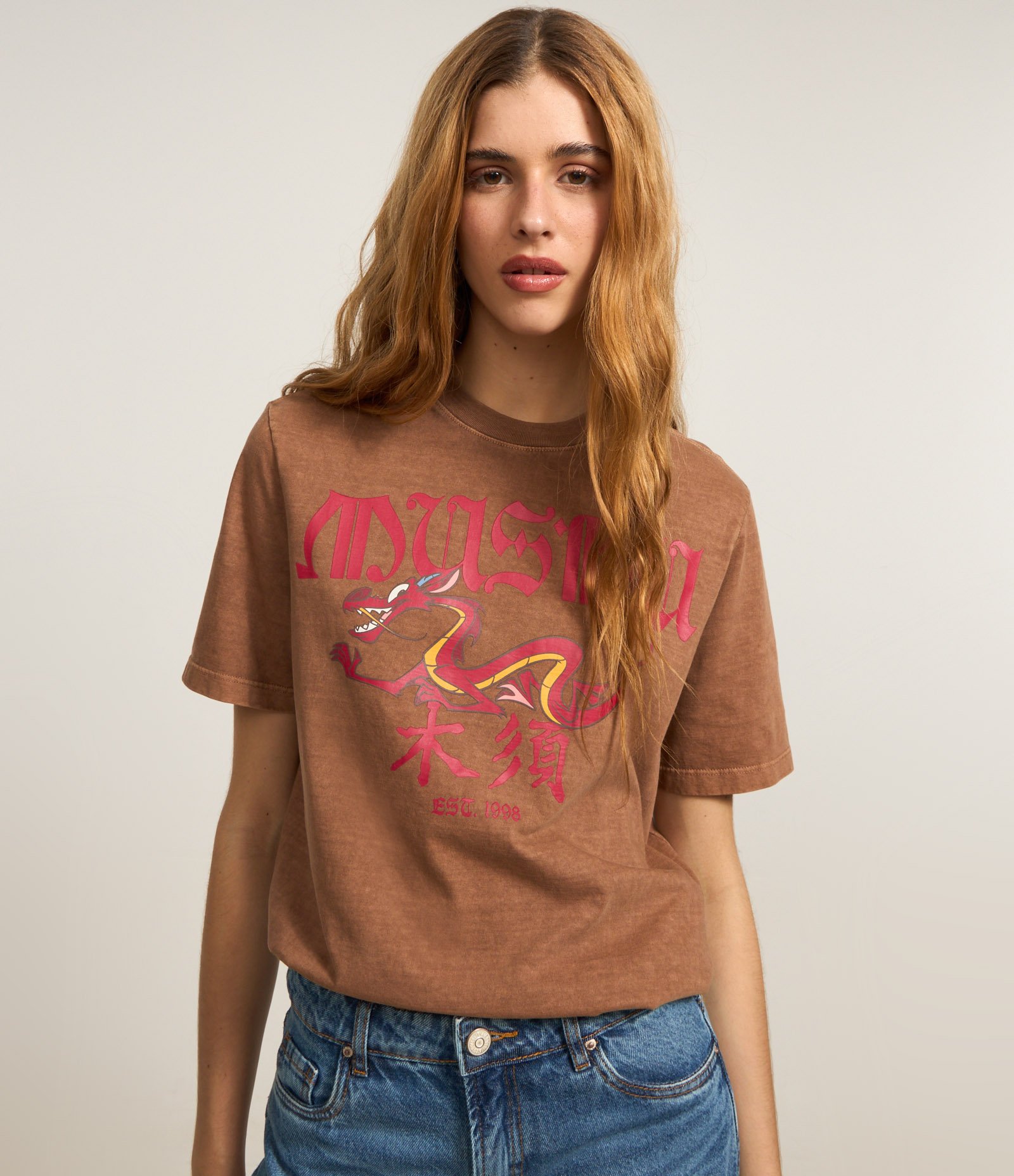 Camiseta T-shirt em Algodão com Estampa Mushu de Mulan Marrom 3