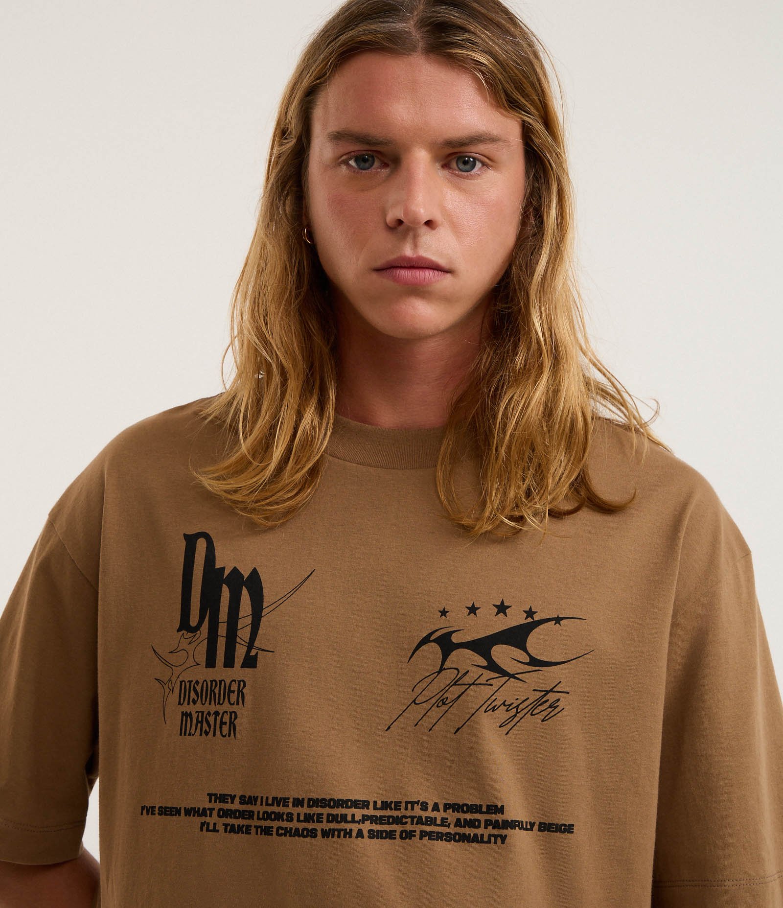 Camiseta Manga Curta em Meia Malha com Estampa Lettering Frente e Costas Marrom 4