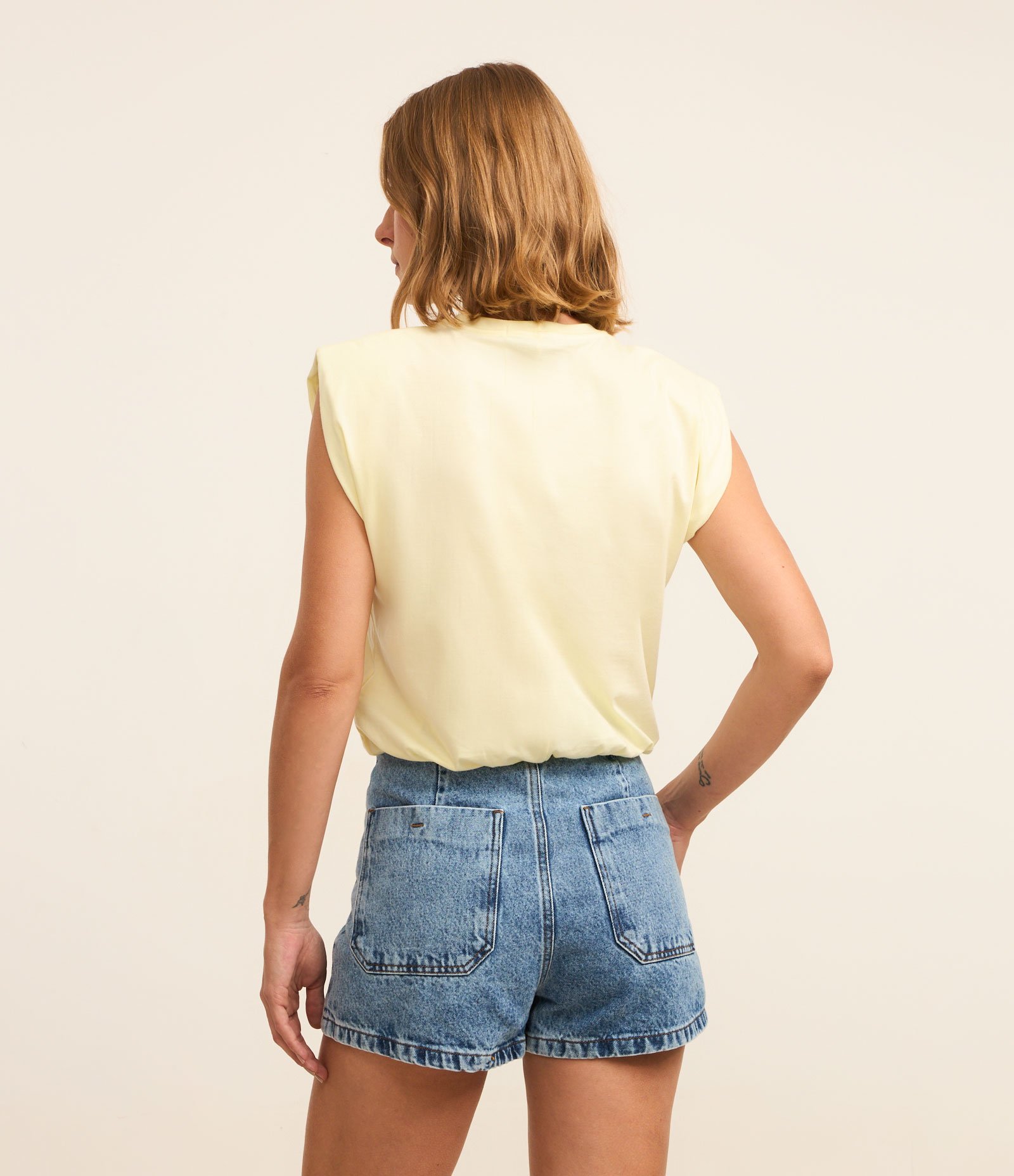 Blusa Muscle Tee em Algodão Sem Manga com Elástico na Barra Amarelo 3