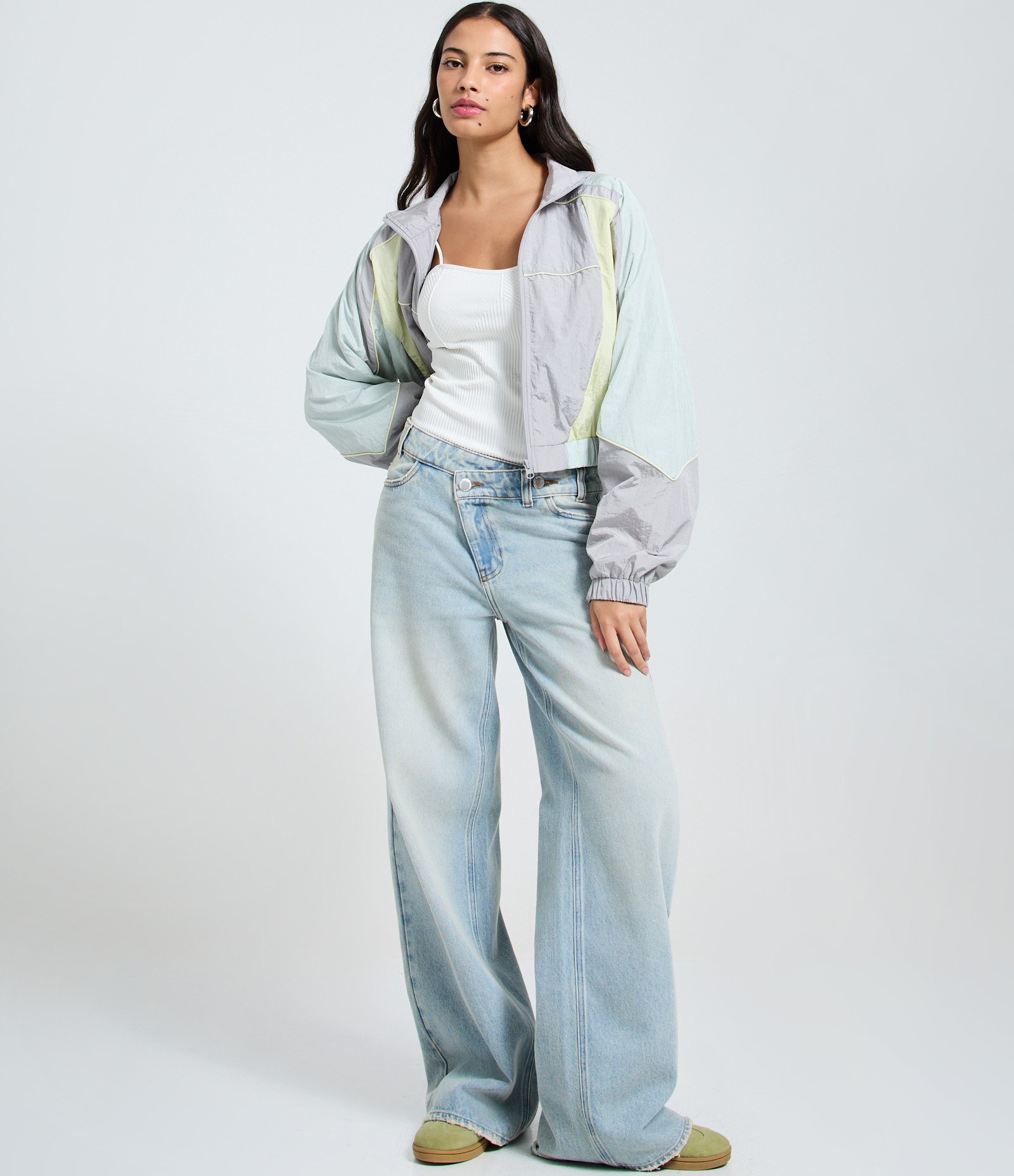 Jaqueta Corta Vento com Recortes e Gola Alta Cinza 2