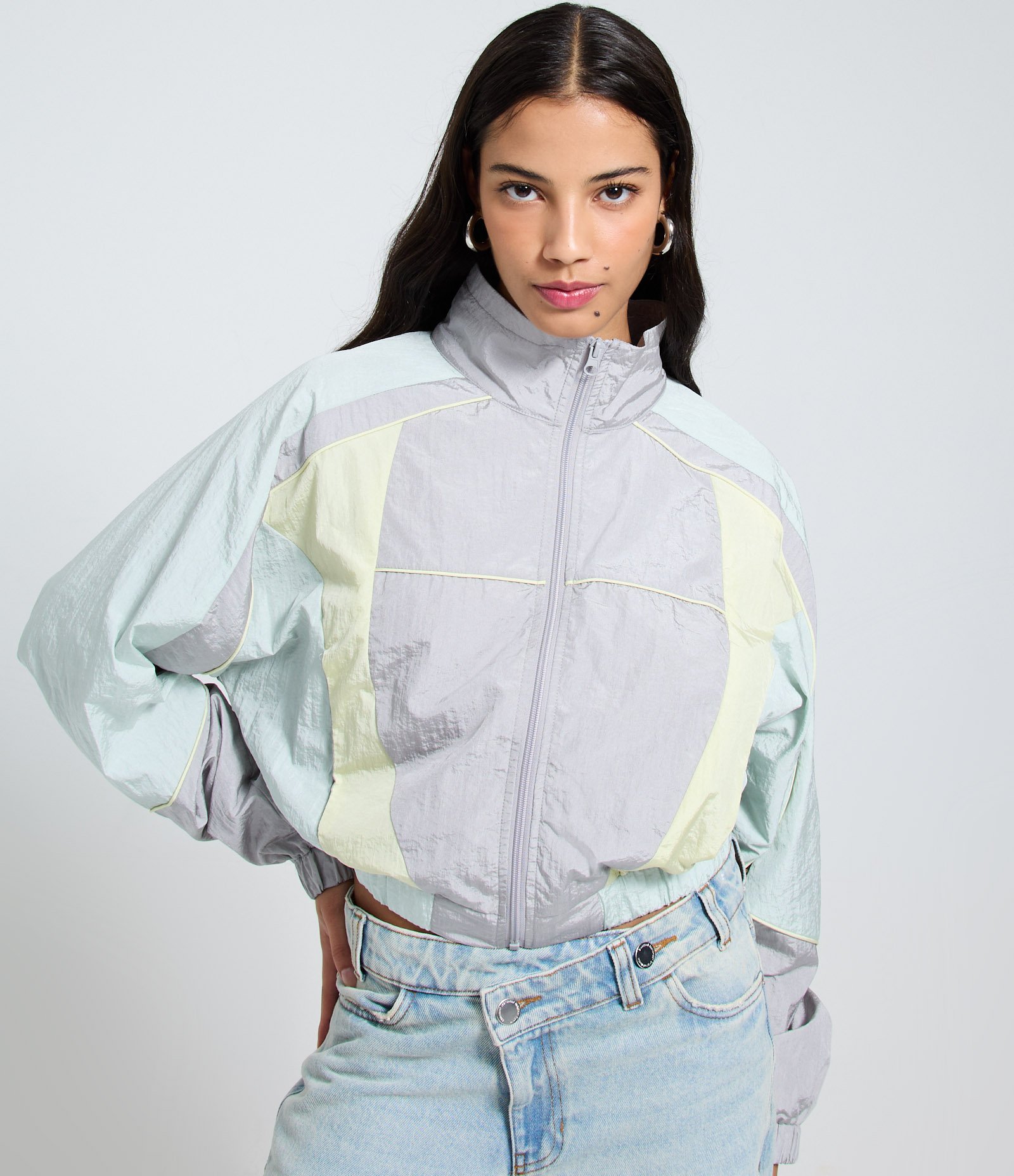 Jaqueta Corta Vento com Recortes e Gola Alta Cinza 3