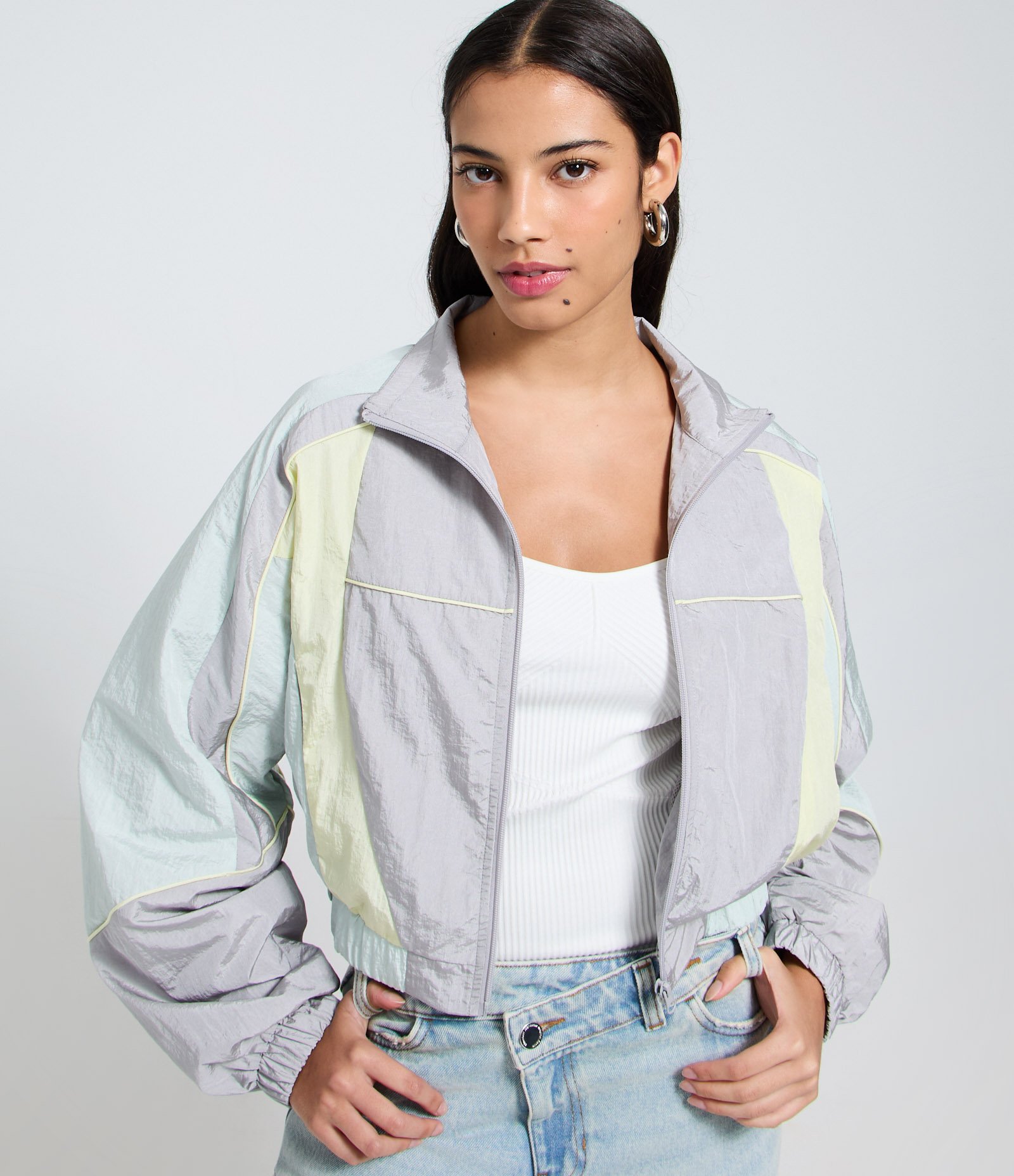 Jaqueta Corta Vento com Recortes e Gola Alta Cinza 4