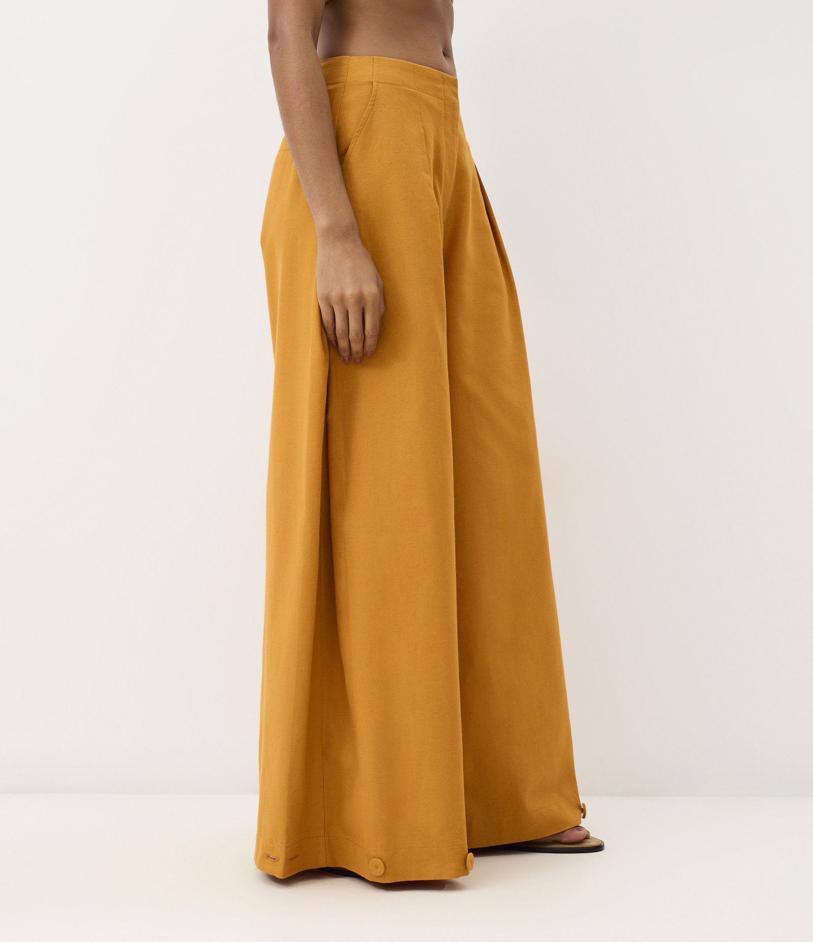 Calça em Algodão com Linho com Prega Ampla e Barra Larga Amarelo 8