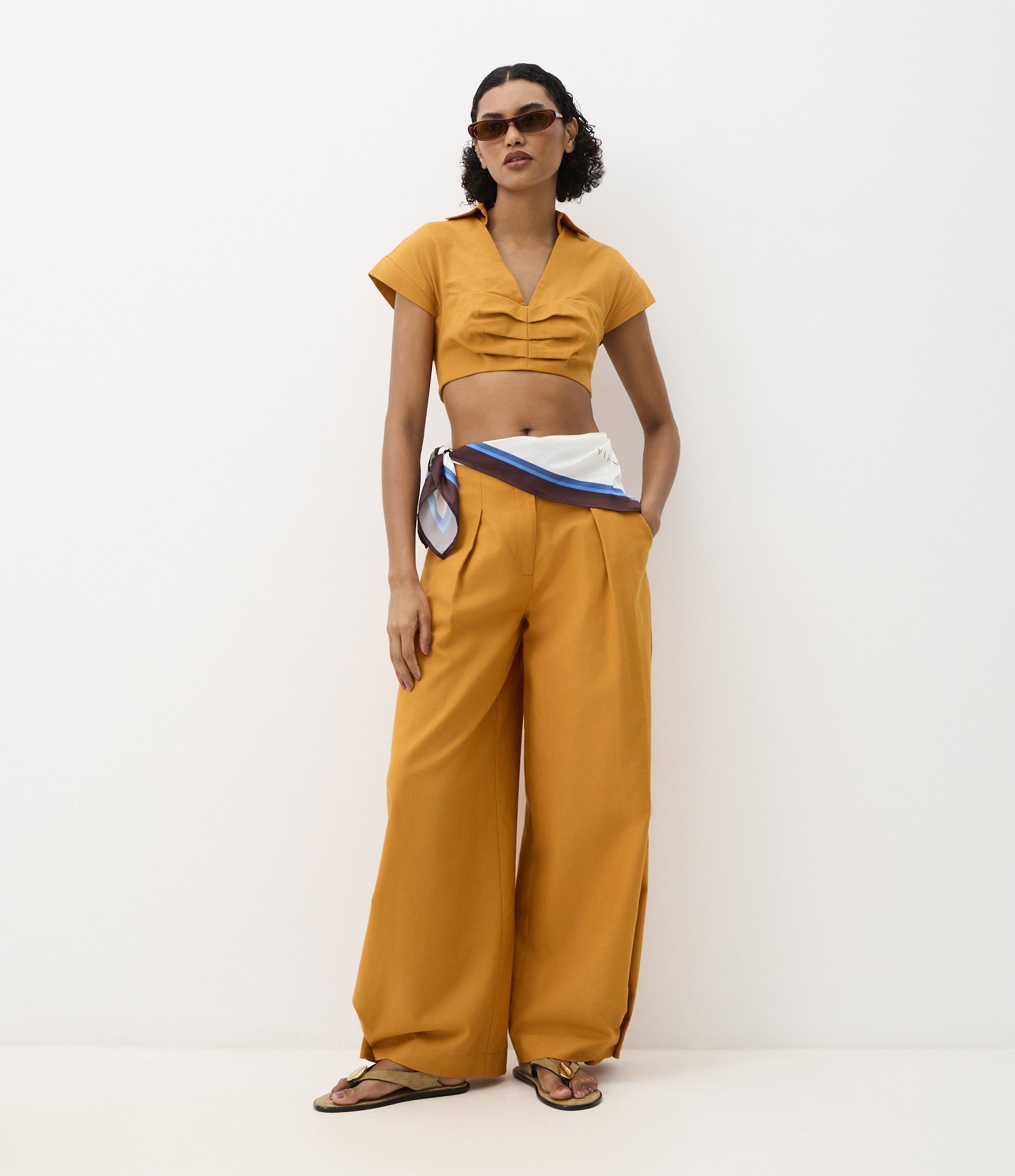 Calça em Algodão com Linho com Prega Ampla e Barra Larga Amarelo 2