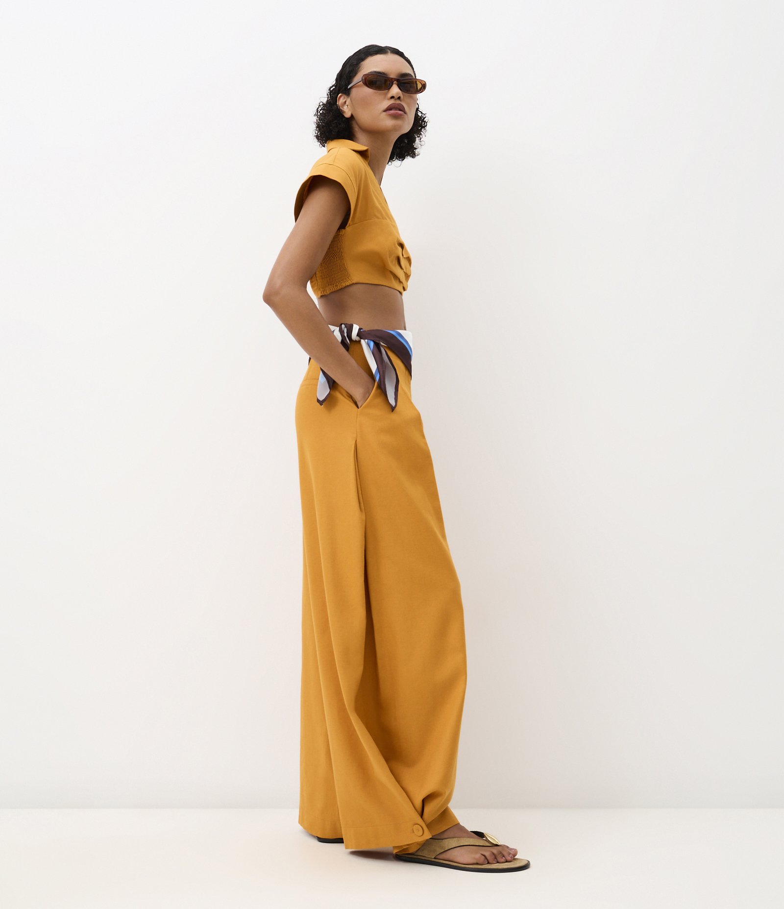 Calça em Algodão com Linho com Prega Ampla e Barra Larga Amarelo 3