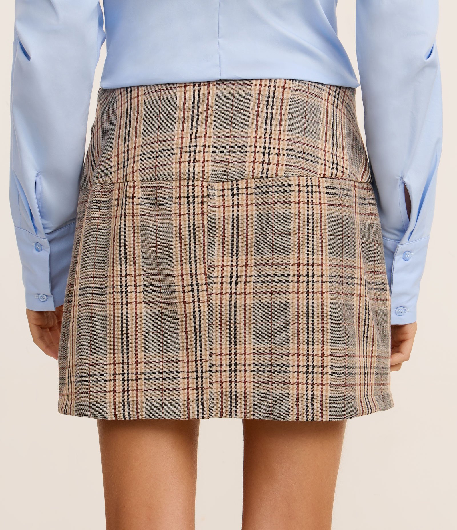 Saia Curta Evasê Alfaiatada com Amarração Frontal Estampa Xadrez Marrom 5