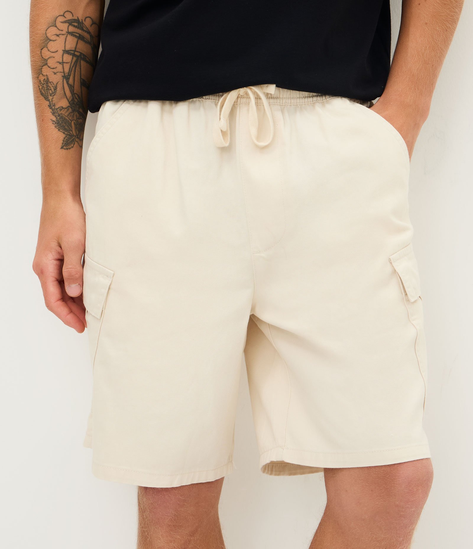Bermuda Cargo em Sarja Liso com Cós Elástico Off White 2