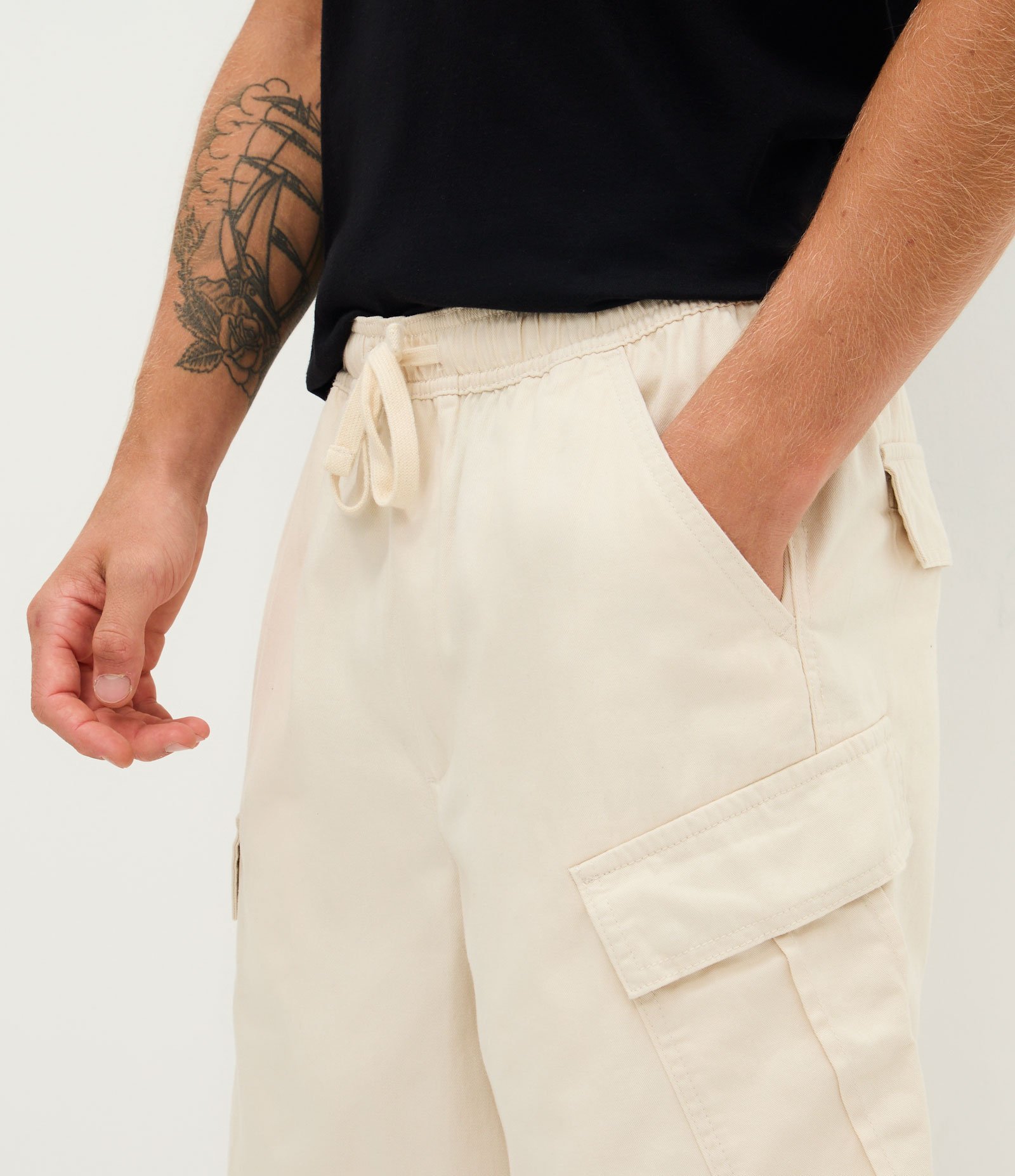 Bermuda Cargo em Sarja Liso com Cós Elástico Off White 3