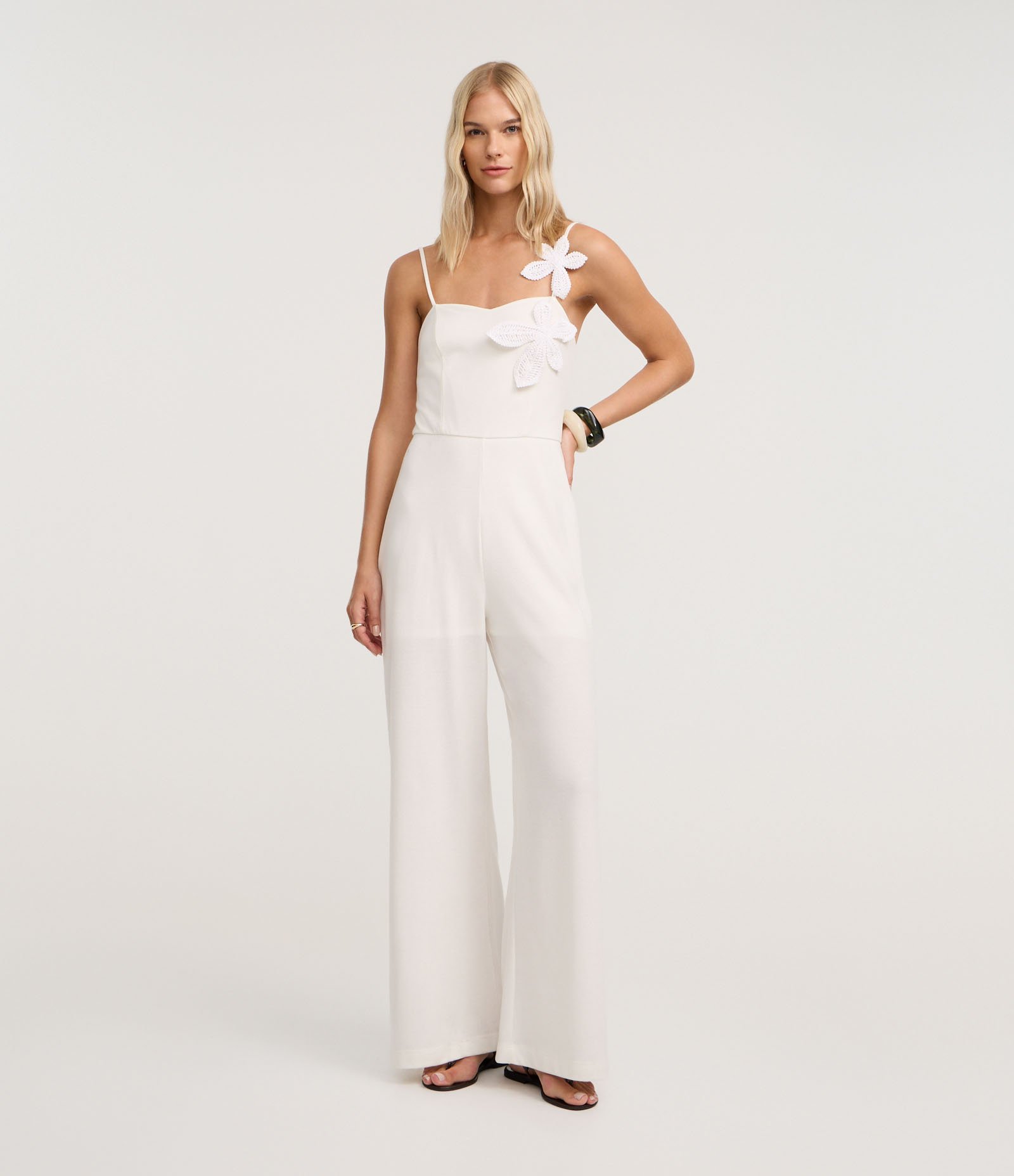 Macacão de Alça em Piquet com Flores de Tecido Branco 1