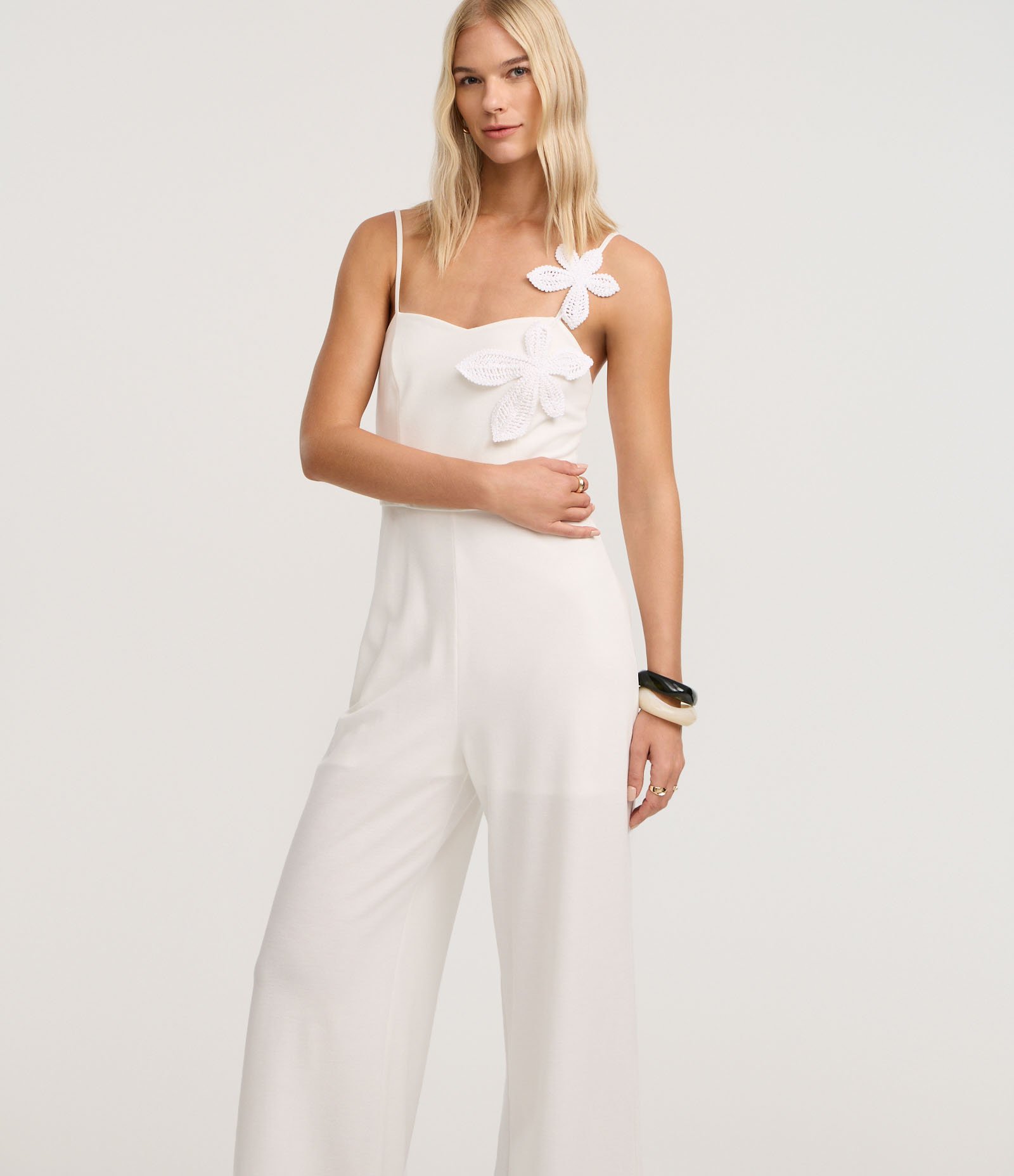 Macacão de Alça em Piquet com Flores de Tecido Branco 2