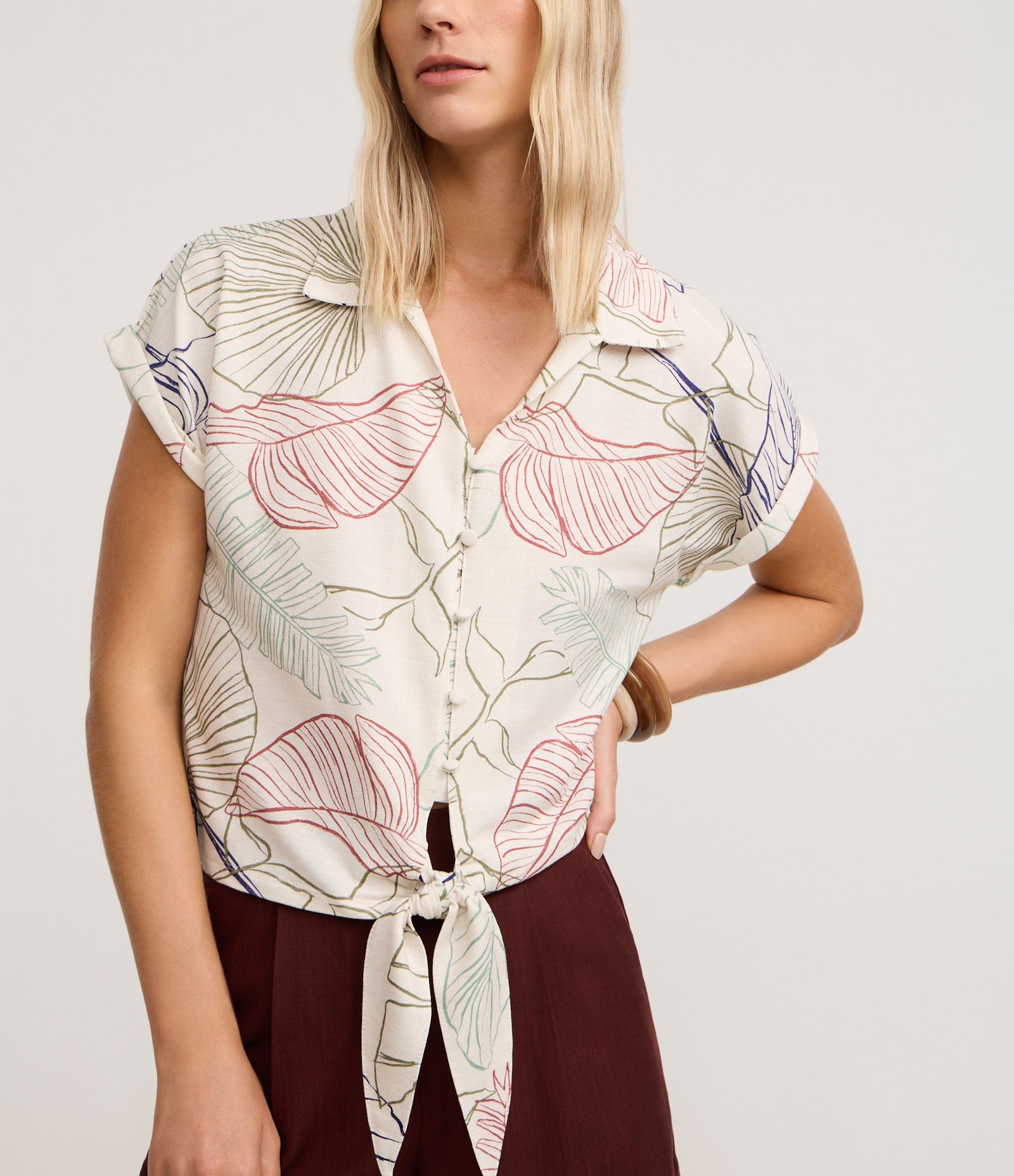 Blusa em Viscose com Gola Polo e Estampa Folhagem Bege 4