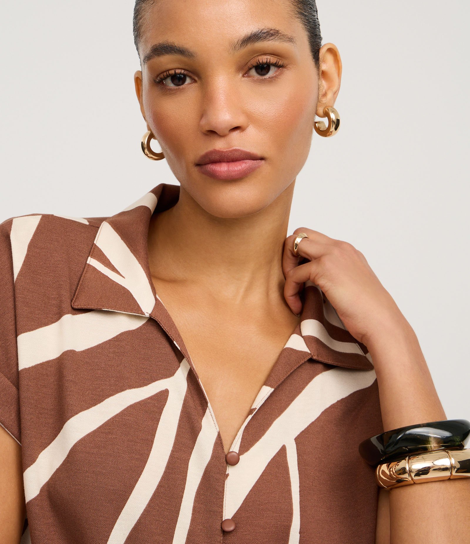 Blusa em Viscolycra com Amarração e Estampa Abstrata Marrom/Off White 3