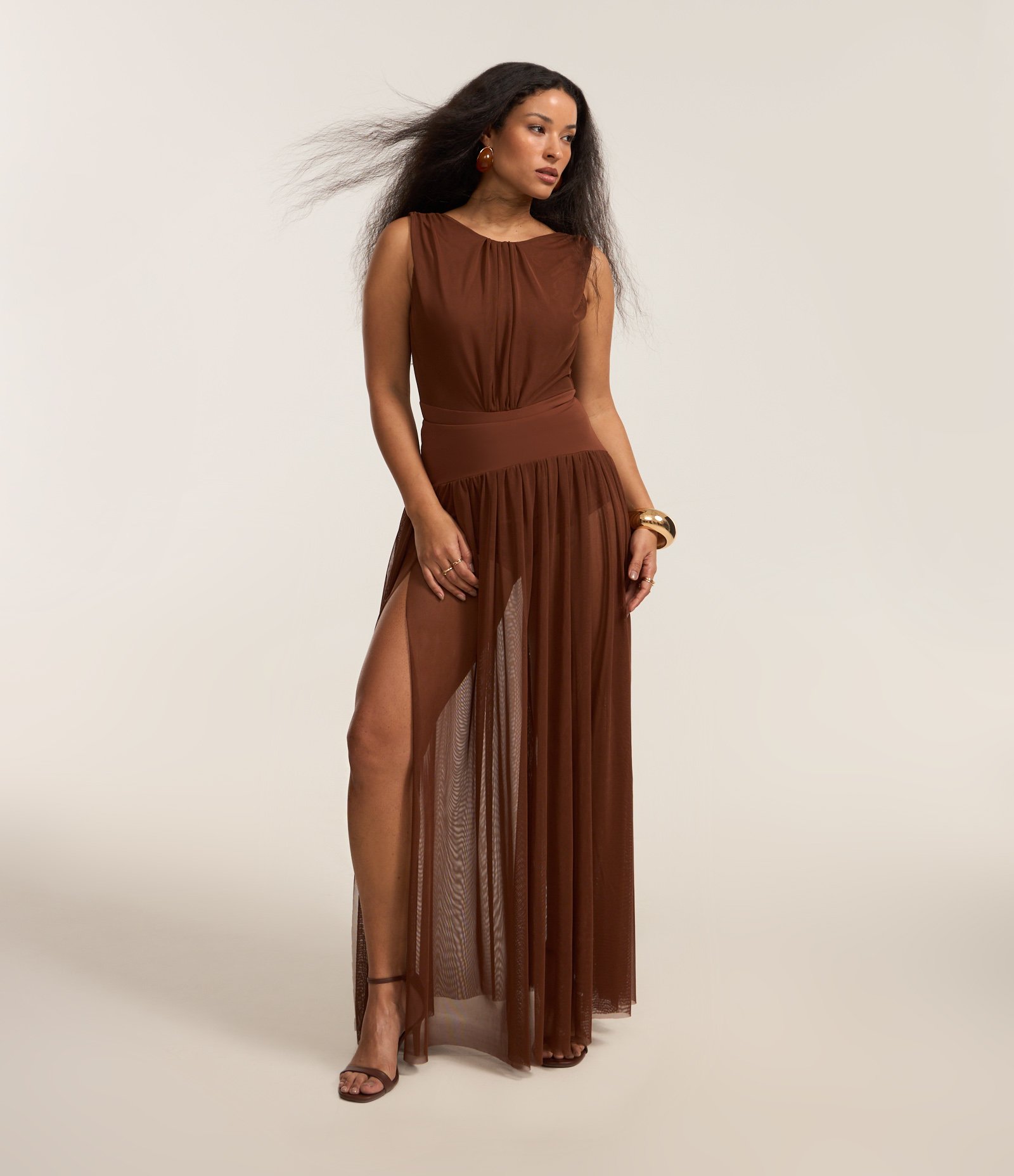 Saia Longa em Tule com Pala e Cinturão Marrom 1