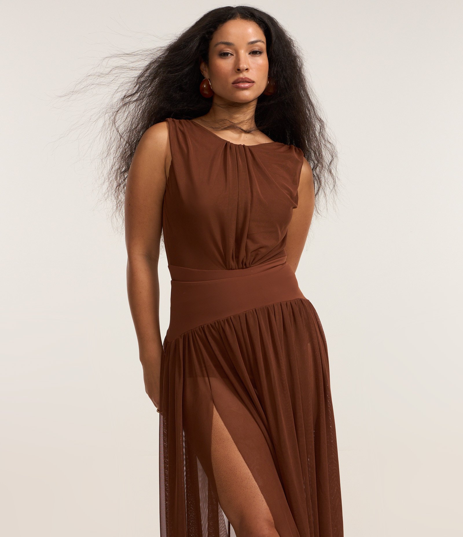 Saia Longa em Tule com Pala e Cinturão Marrom 2