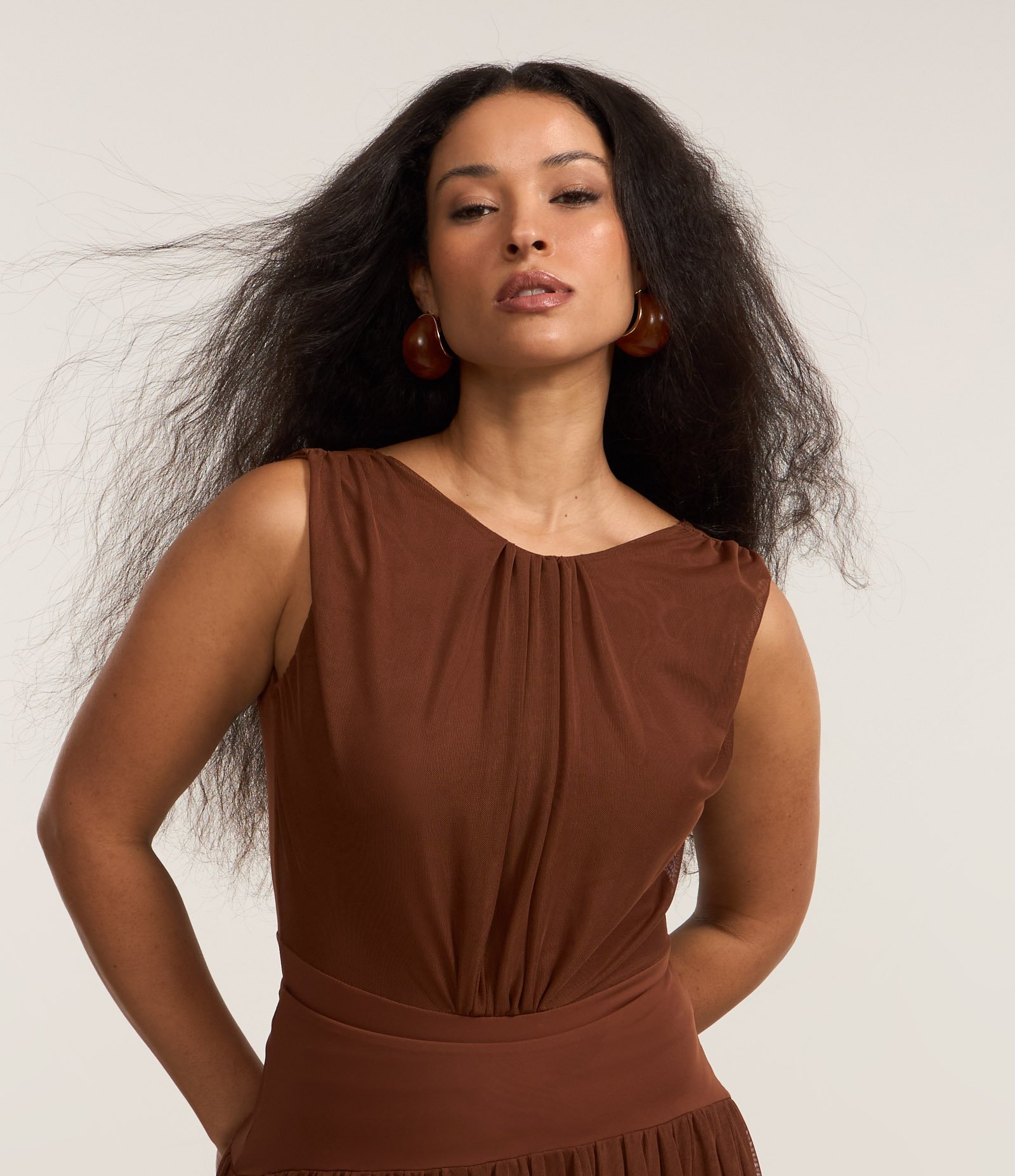 Body Regata em Tule com Cinturão e Drapeados Marrom 1