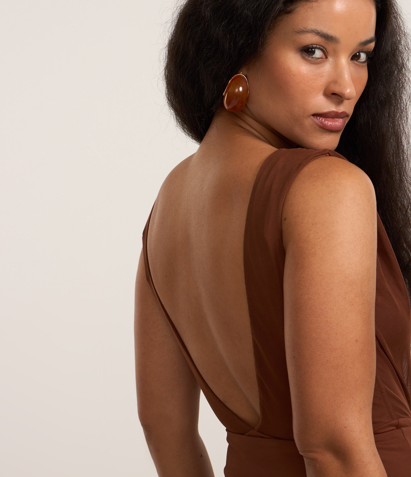 Body Regata em Tule com Cinturão e Drapeados Marrom 4