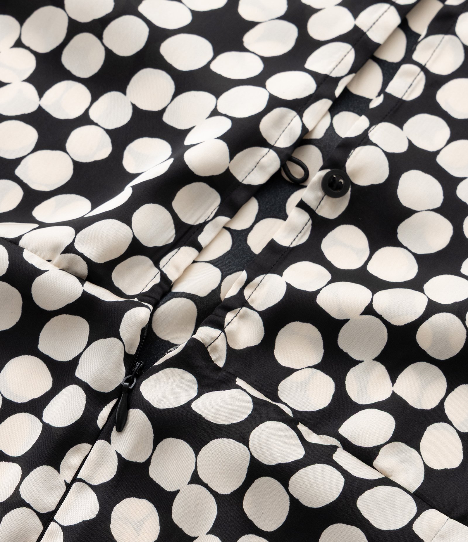 Vestido Midi em Crepe Acetinado Poá com Manga Evasê Curve & Plus Size Preto 8