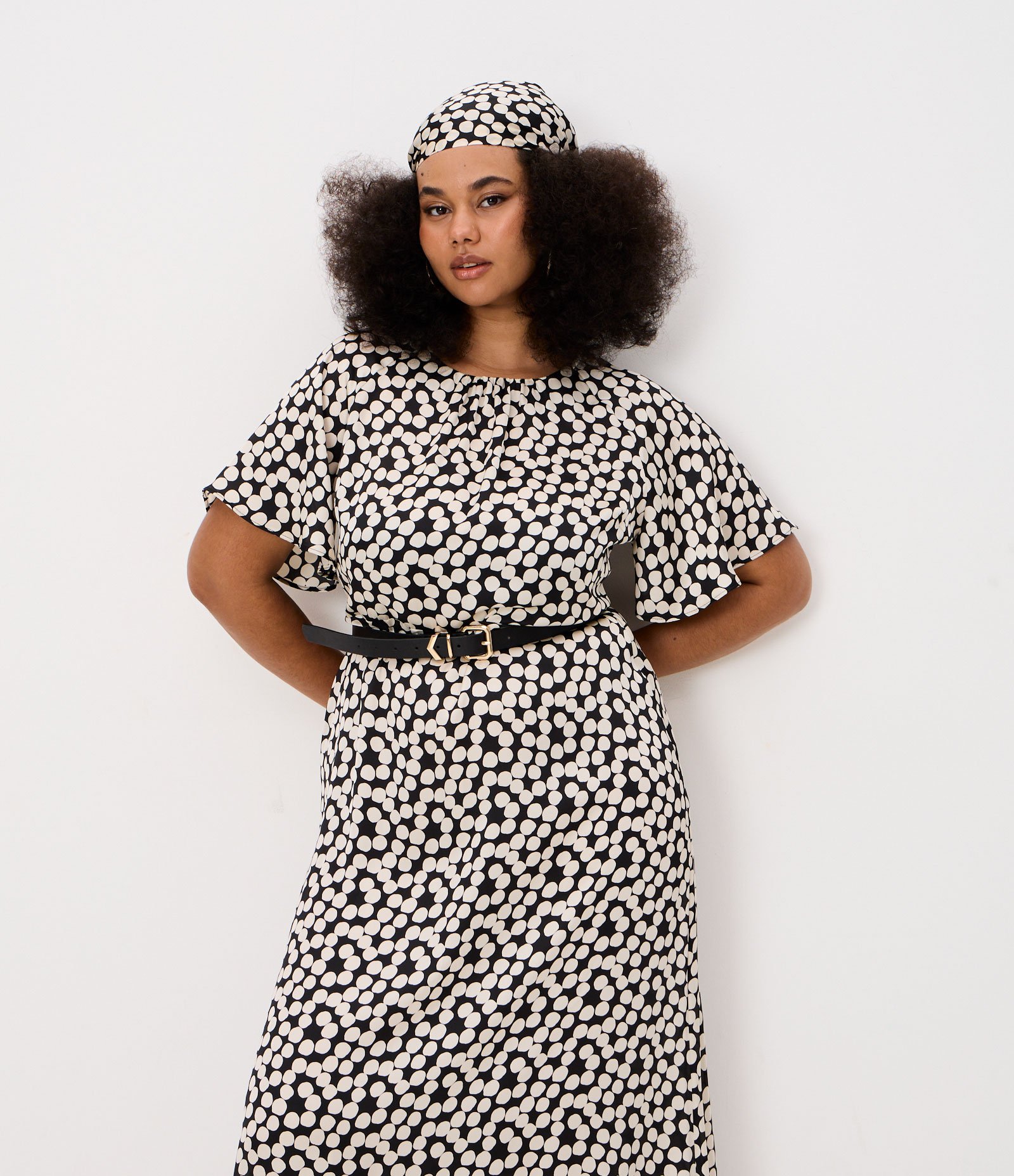 Vestido Midi em Crepe Acetinado Poá com Manga Evasê Curve & Plus Size Preto 3