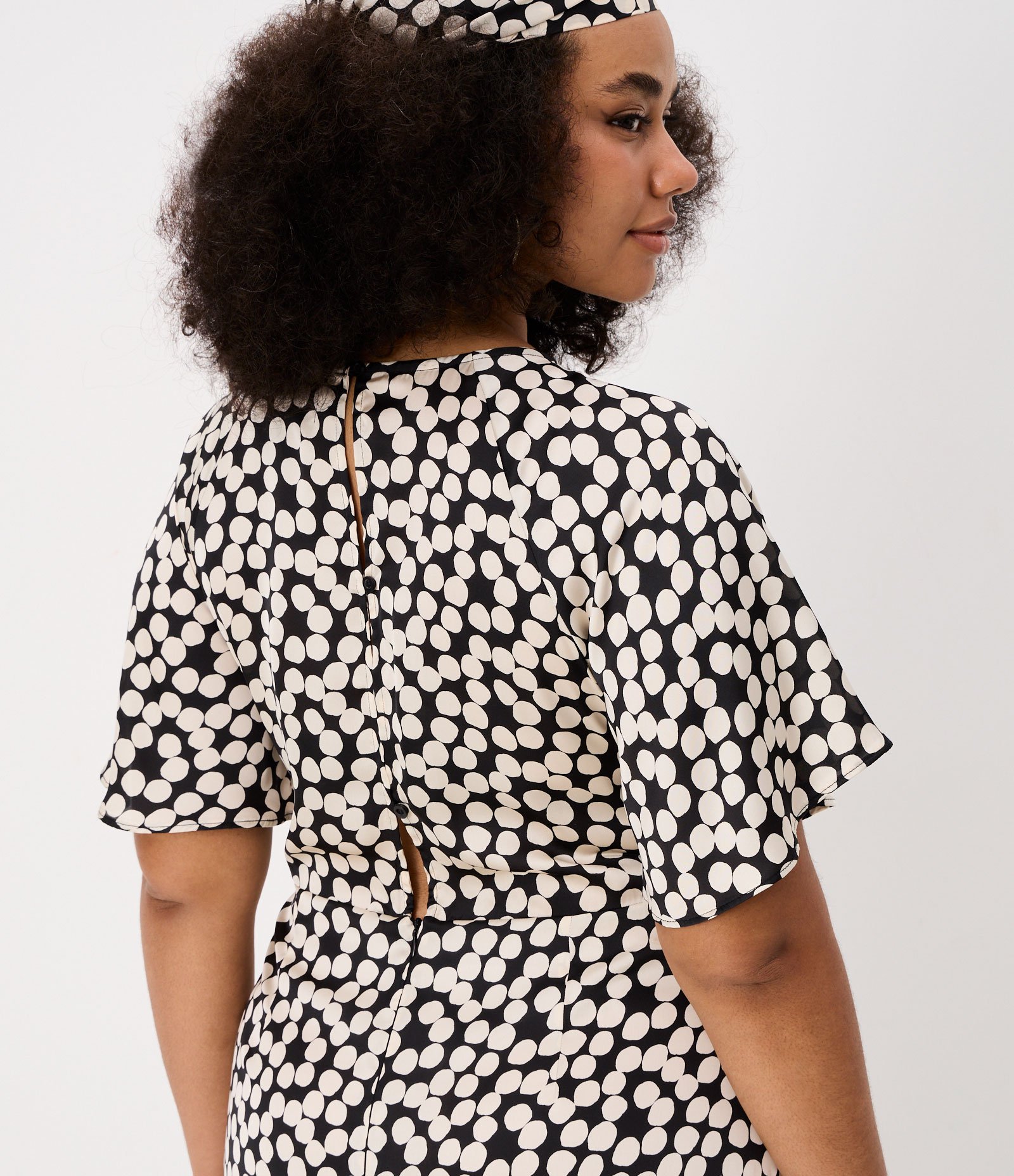 Vestido Midi em Crepe Acetinado Poá com Manga Evasê Curve & Plus Size Preto 4