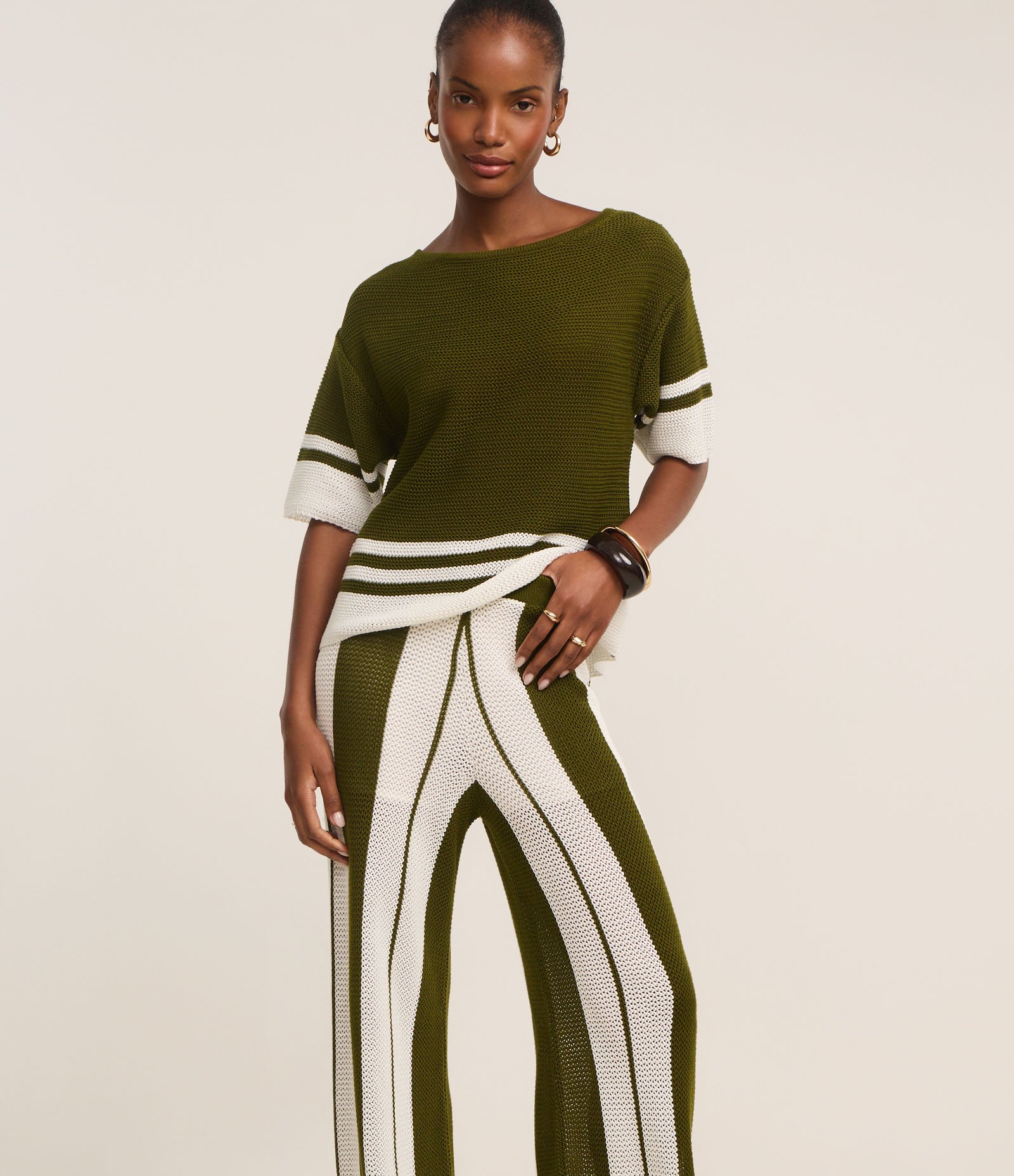 Calça Evasê em Tricô com Ponto Aberto e Listras Bicolor Verde/Branco 2