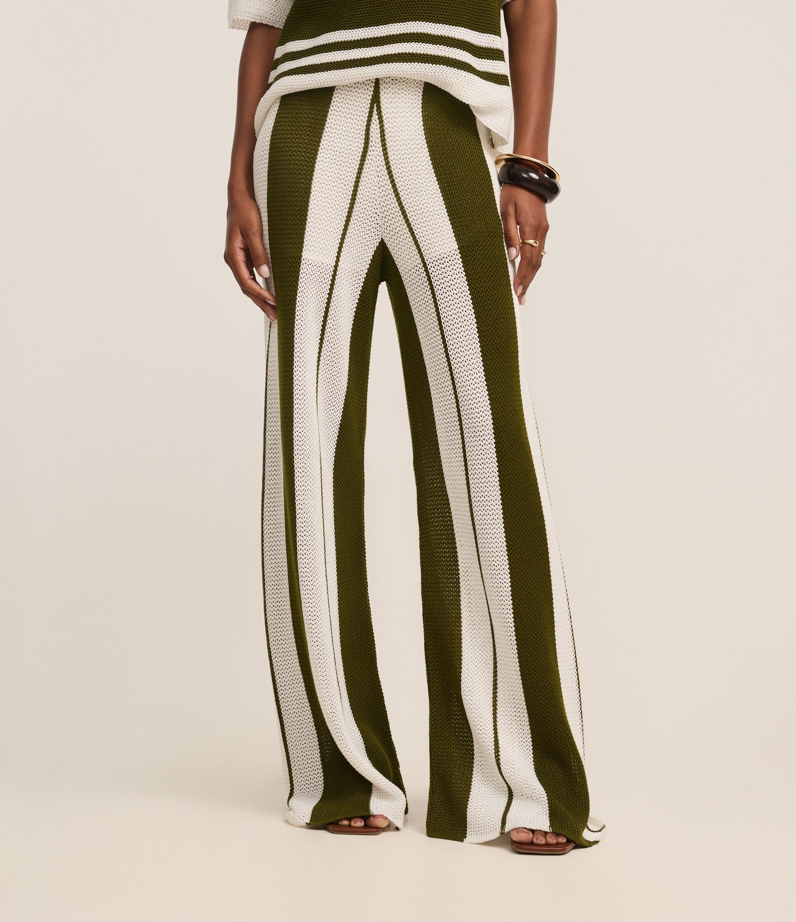 Calça Evasê em Tricô com Ponto Aberto e Listras Bicolor Verde/Branco 3