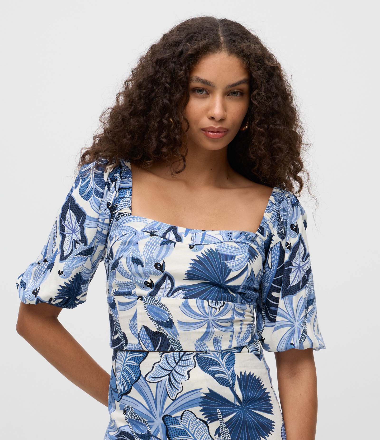 Blusa em Viscolinho com Estampa de Araras e Folhagens Azul 1